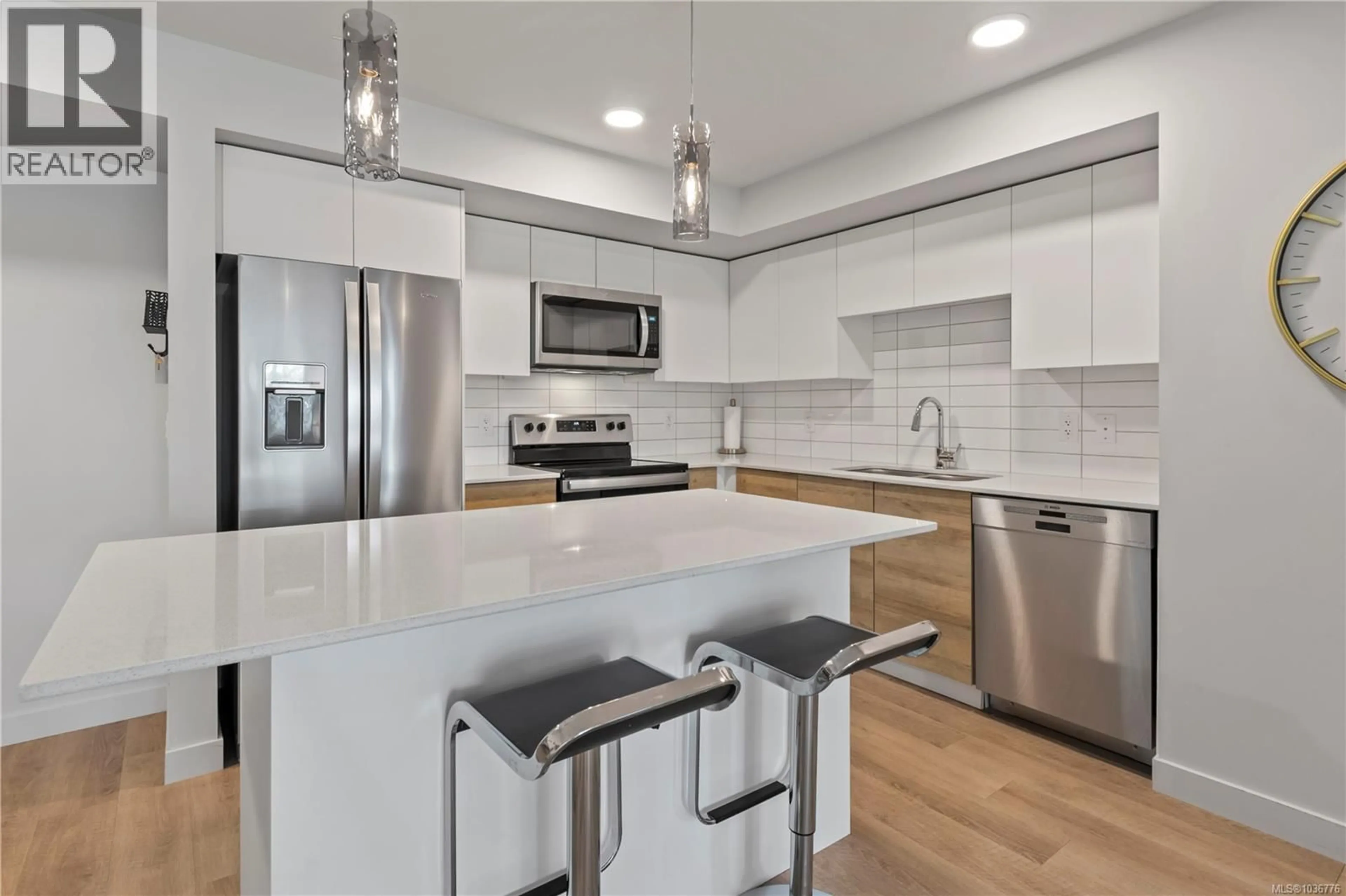 Contemporary kitchen, ceramic/tile floor for 109 - 4810 CEDAR RIDGE PLACE, Nanaimo British Columbia V9T6M3