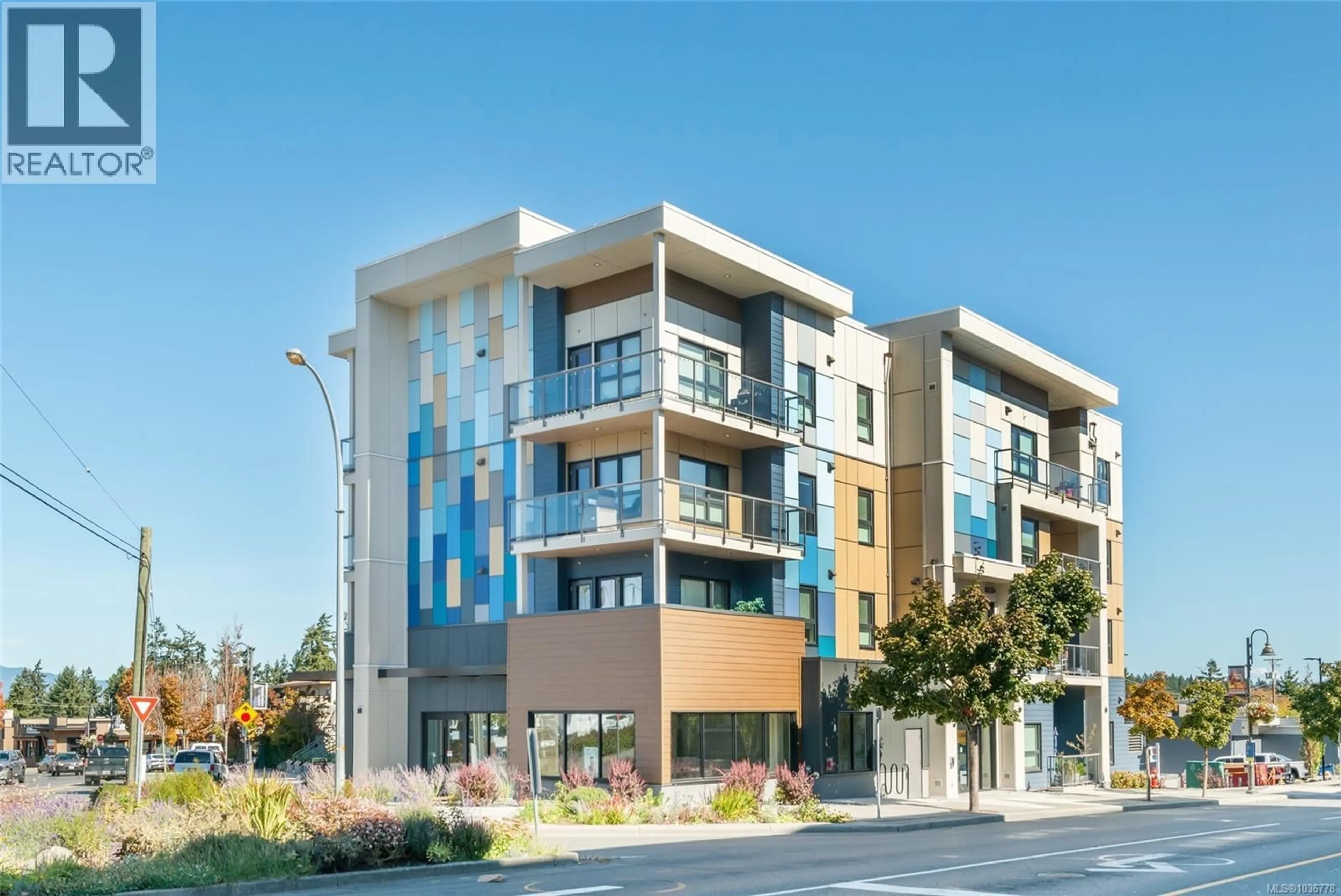 Home with vinyl exterior material, building for 204 - 164 ALBERNI HIGHWAY, Parksville British Columbia V9P1L9