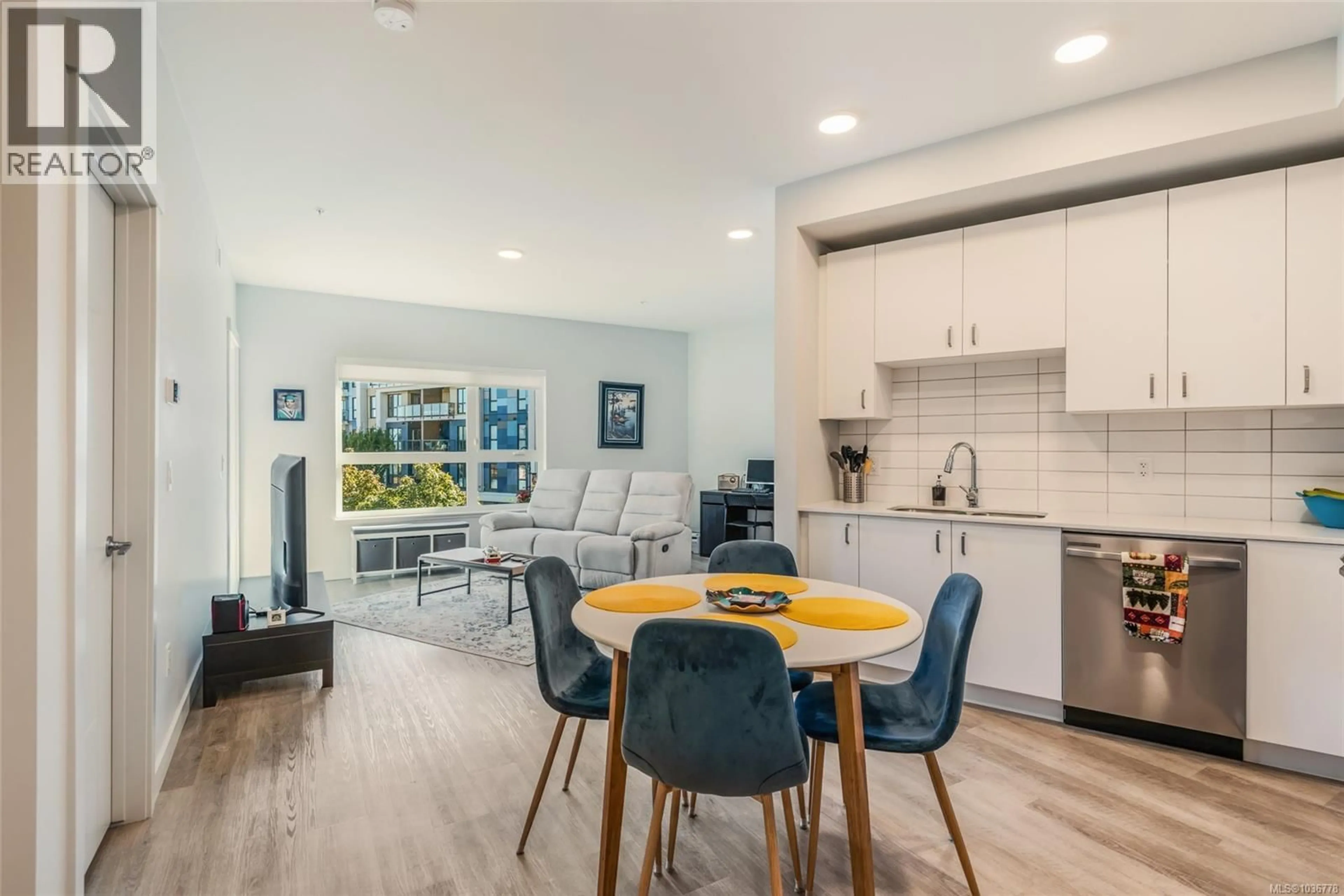 Open concept kitchen, ceramic/tile floor for 204 - 164 ALBERNI HIGHWAY, Parksville British Columbia V9P1L9