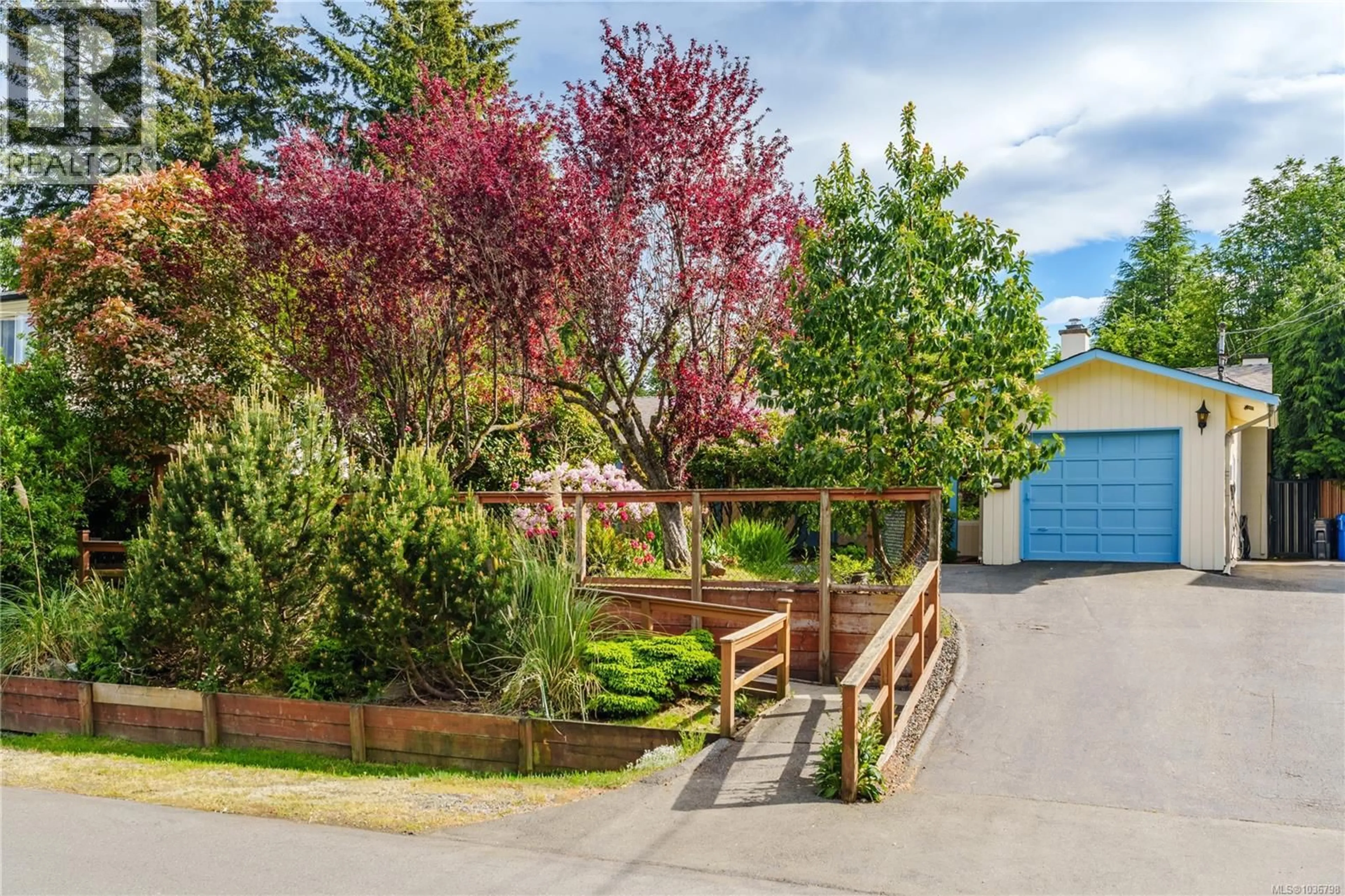 A pic from outside/outdoor area/front of a property/back of a property/a pic from drone, street for 3705 COTTLEVIEW DRIVE, Nanaimo British Columbia V9T4G4