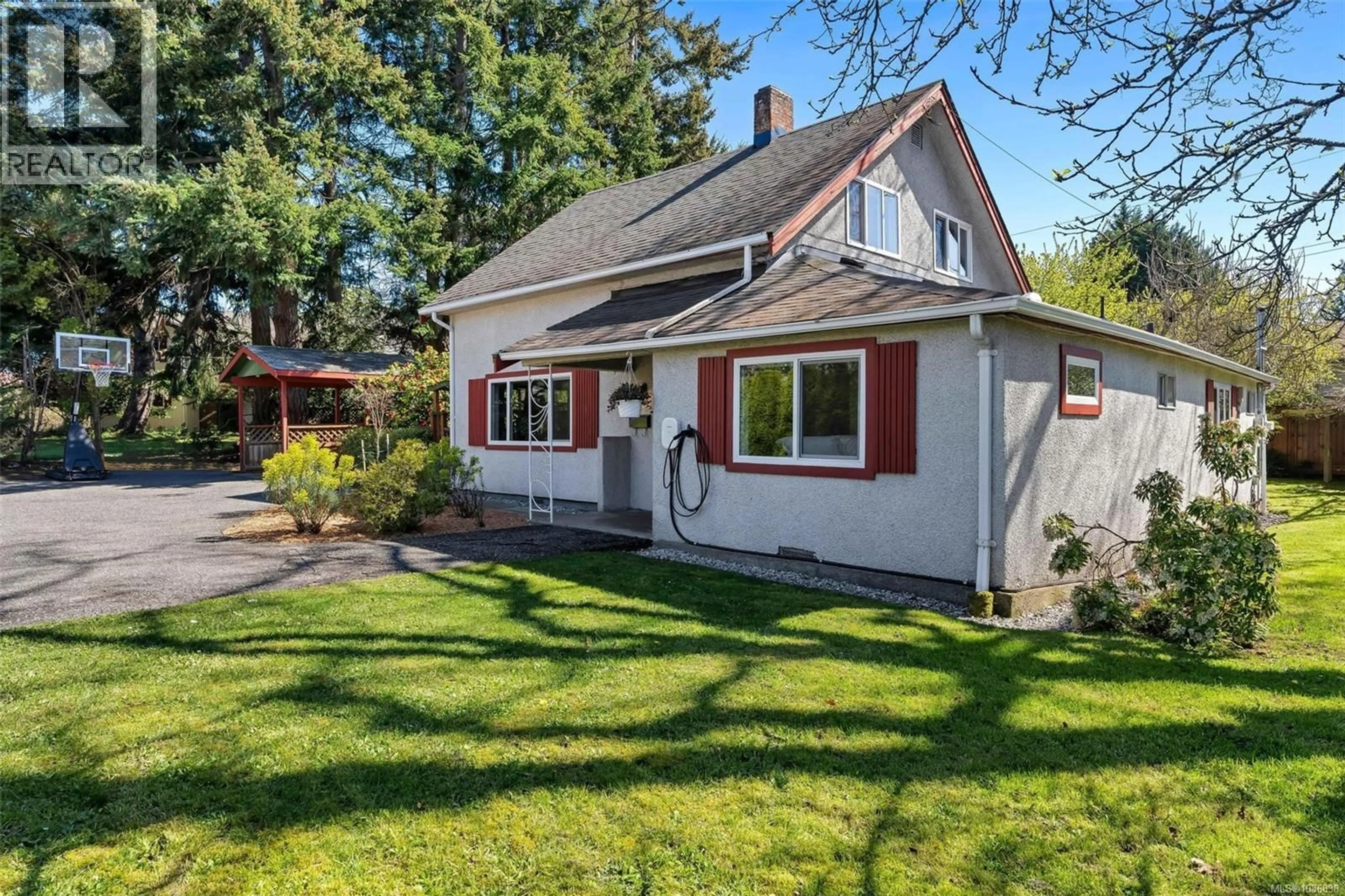 Home with vinyl exterior material, street for 1733 FELTHAM ROAD, Saanich British Columbia V8N2A4