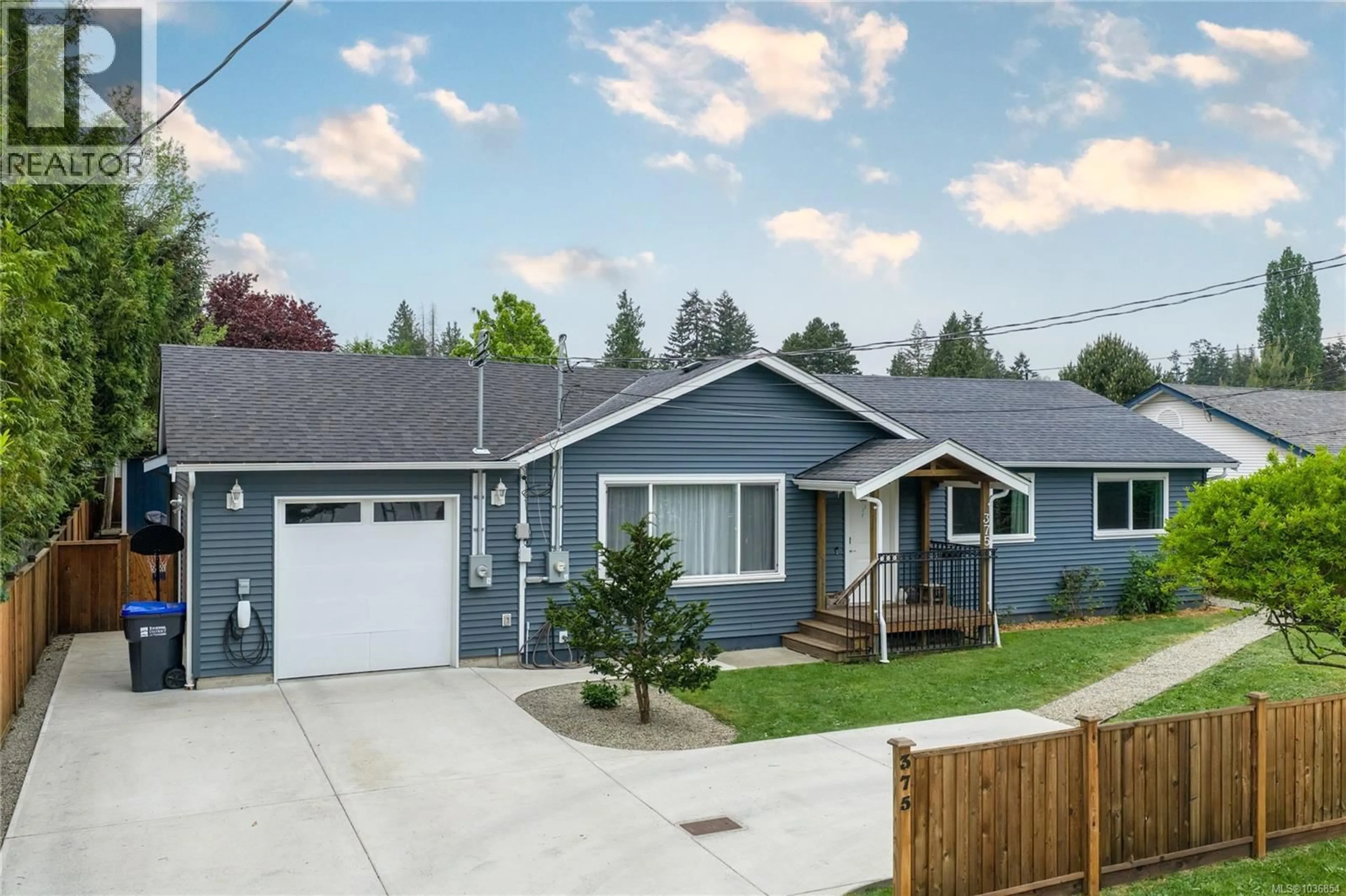 Home with vinyl exterior material, street for 375 TEMPLE STREET, Parksville British Columbia V9P1C9