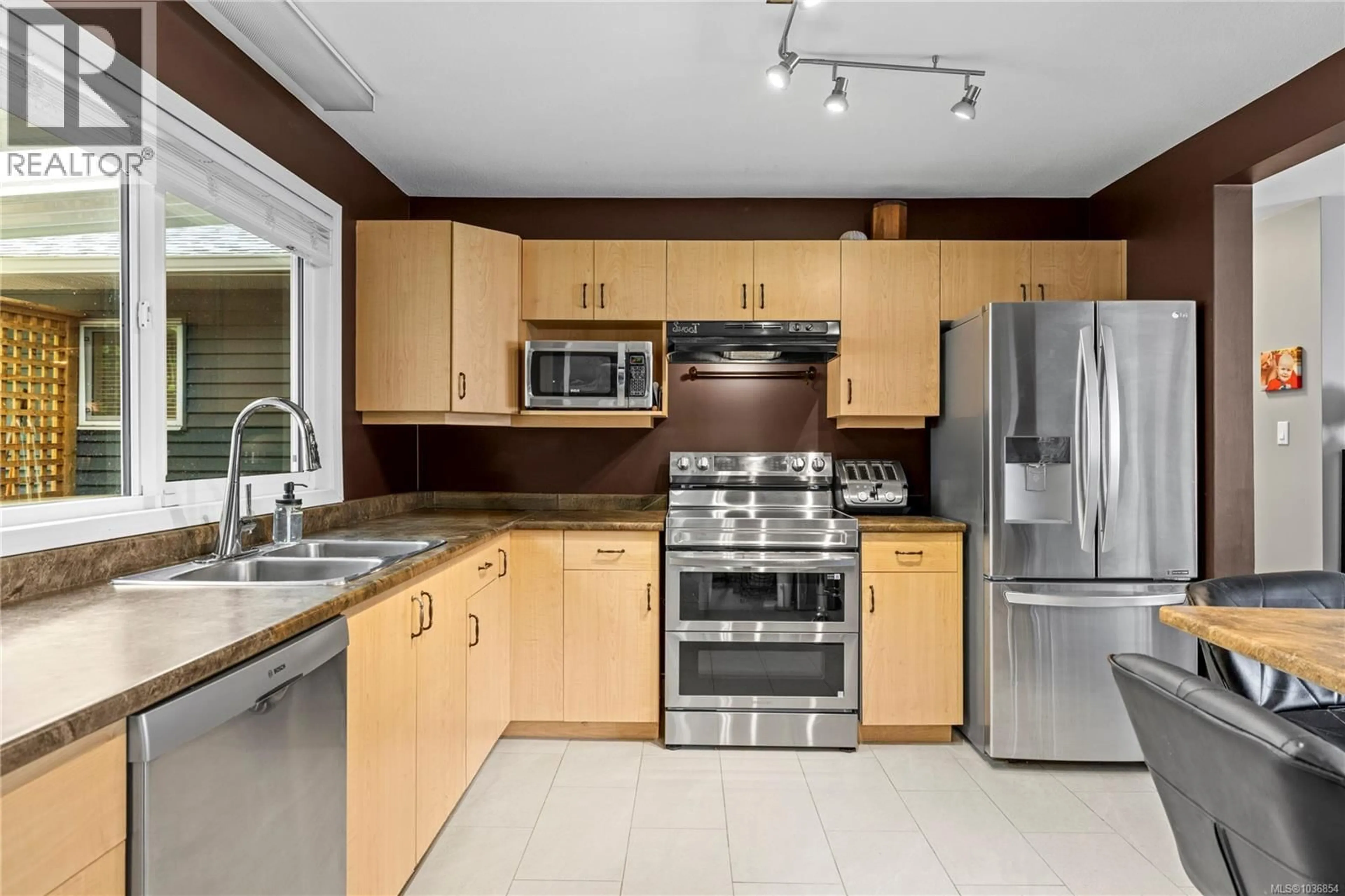 Standard kitchen, ceramic/tile floor for 375 TEMPLE STREET, Parksville British Columbia V9P1C9