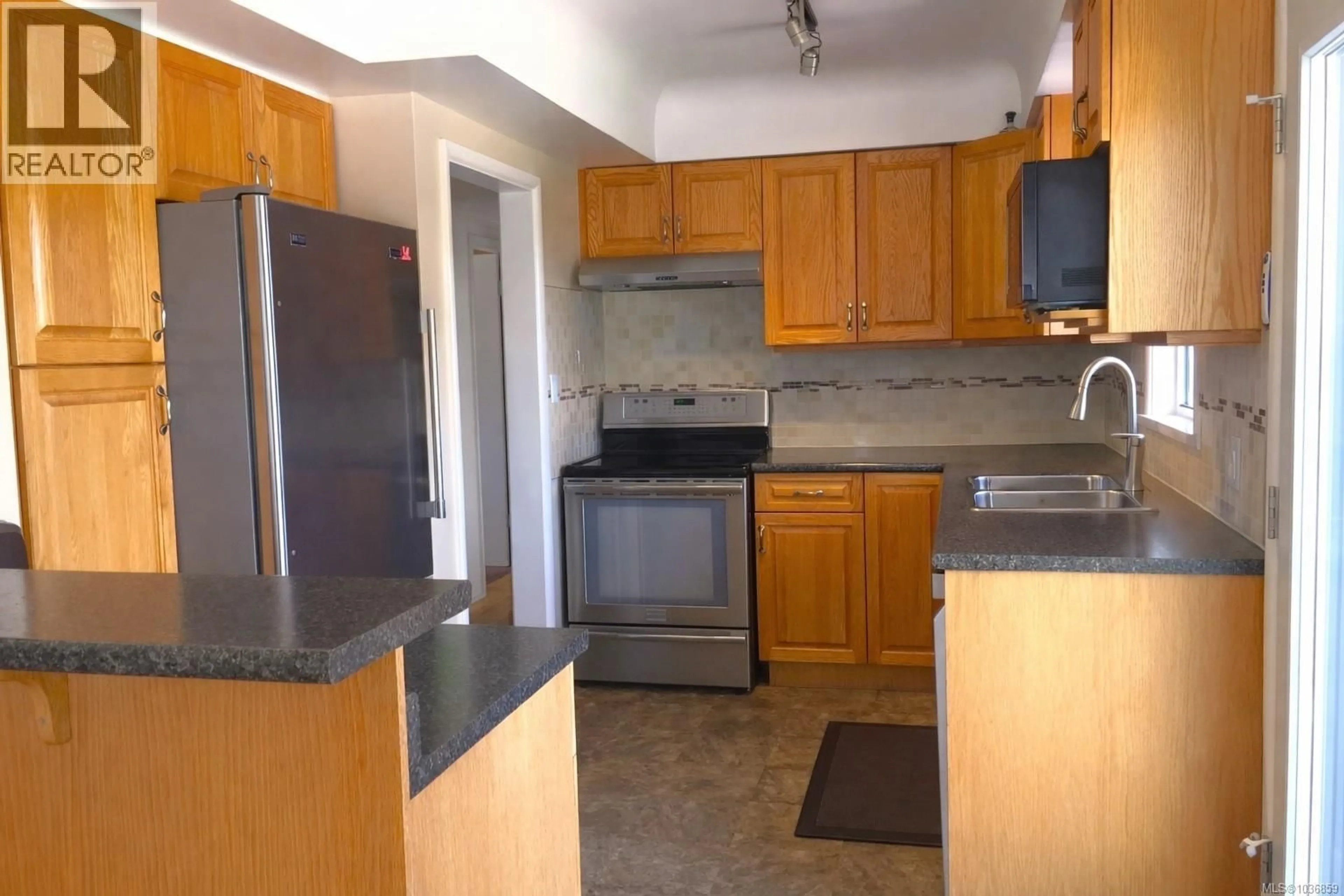 Standard kitchen, unknown for 582 BAXTER AVENUE, Saanich British Columbia V8Z2G7