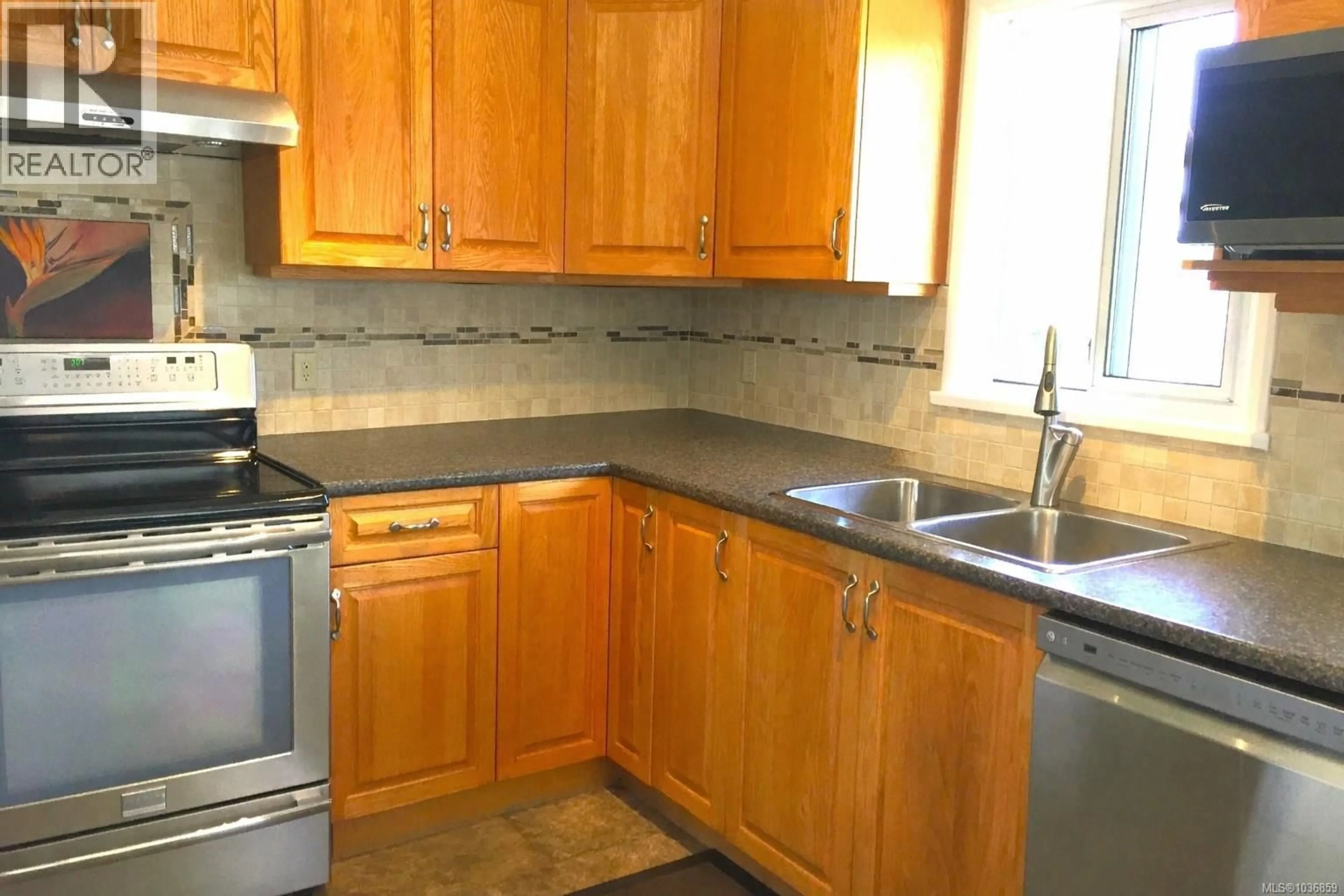Standard kitchen, unknown for 582 BAXTER AVENUE, Saanich British Columbia V8Z2G7