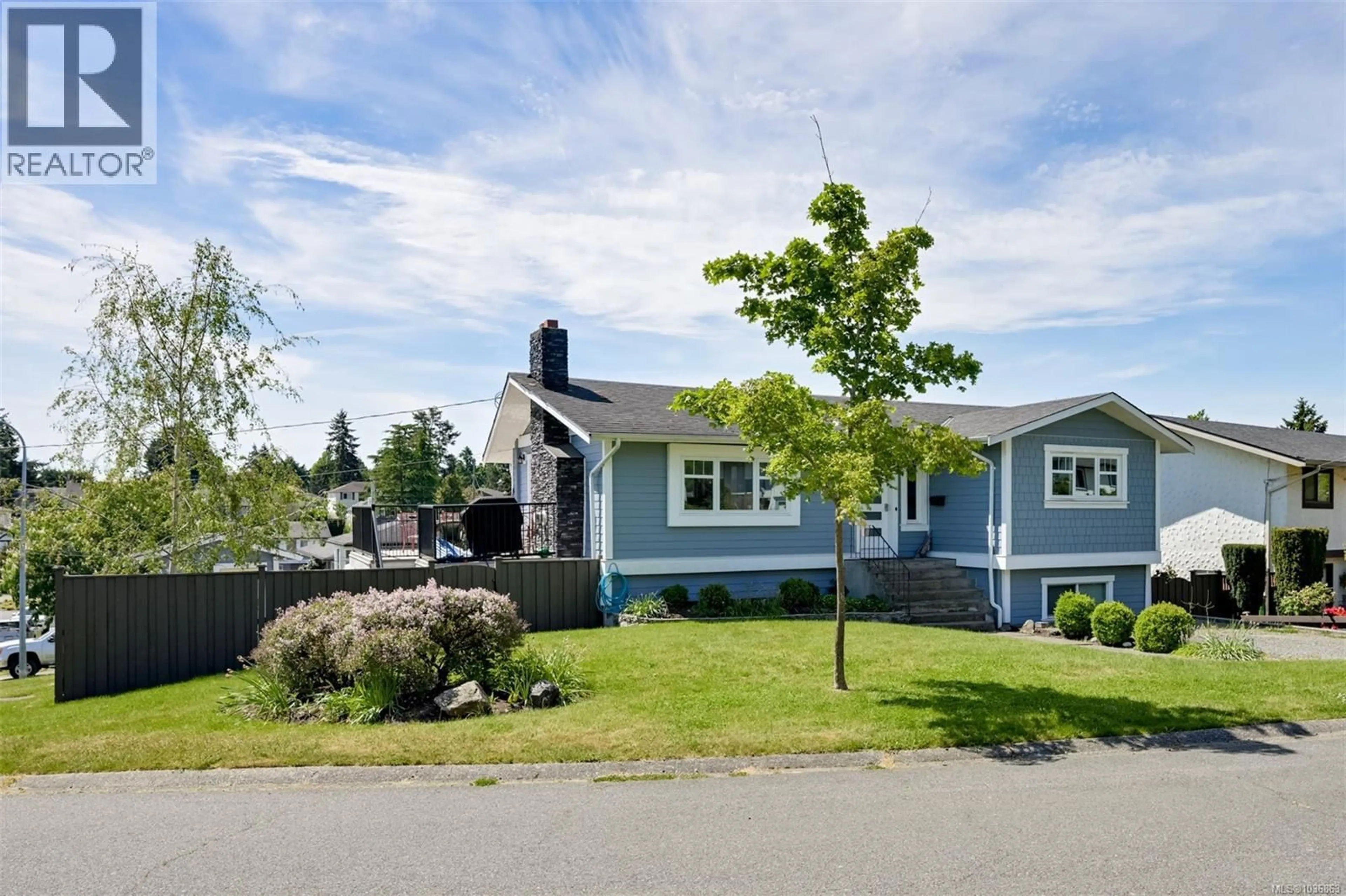 Home with vinyl exterior material, street for 670 POLYANTHUS CRESCENT, Saanich British Columbia V8P4H4