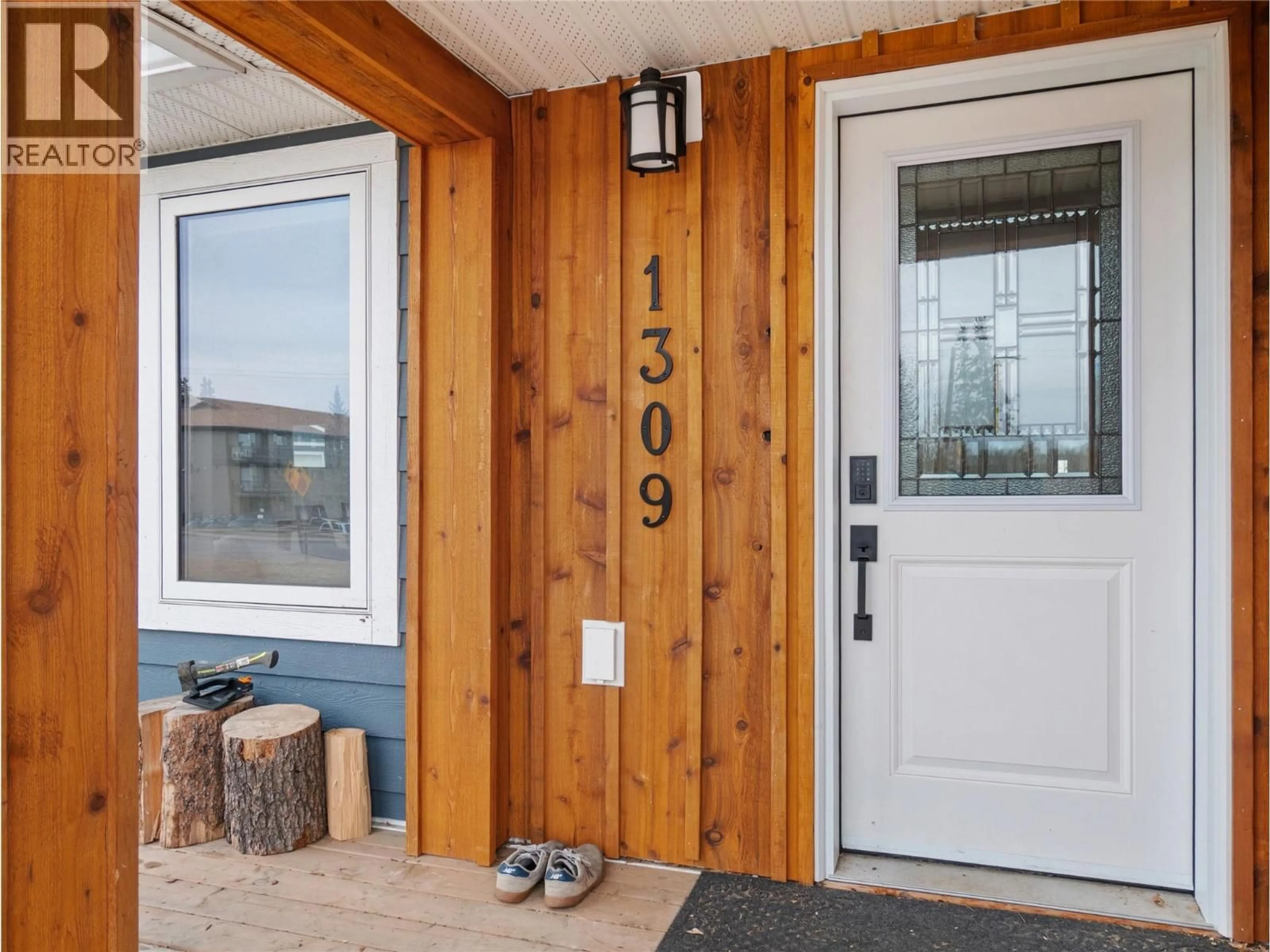 Indoor entryway for 1309 108 AVENUE, Dawson Creek British Columbia V1G2S9
