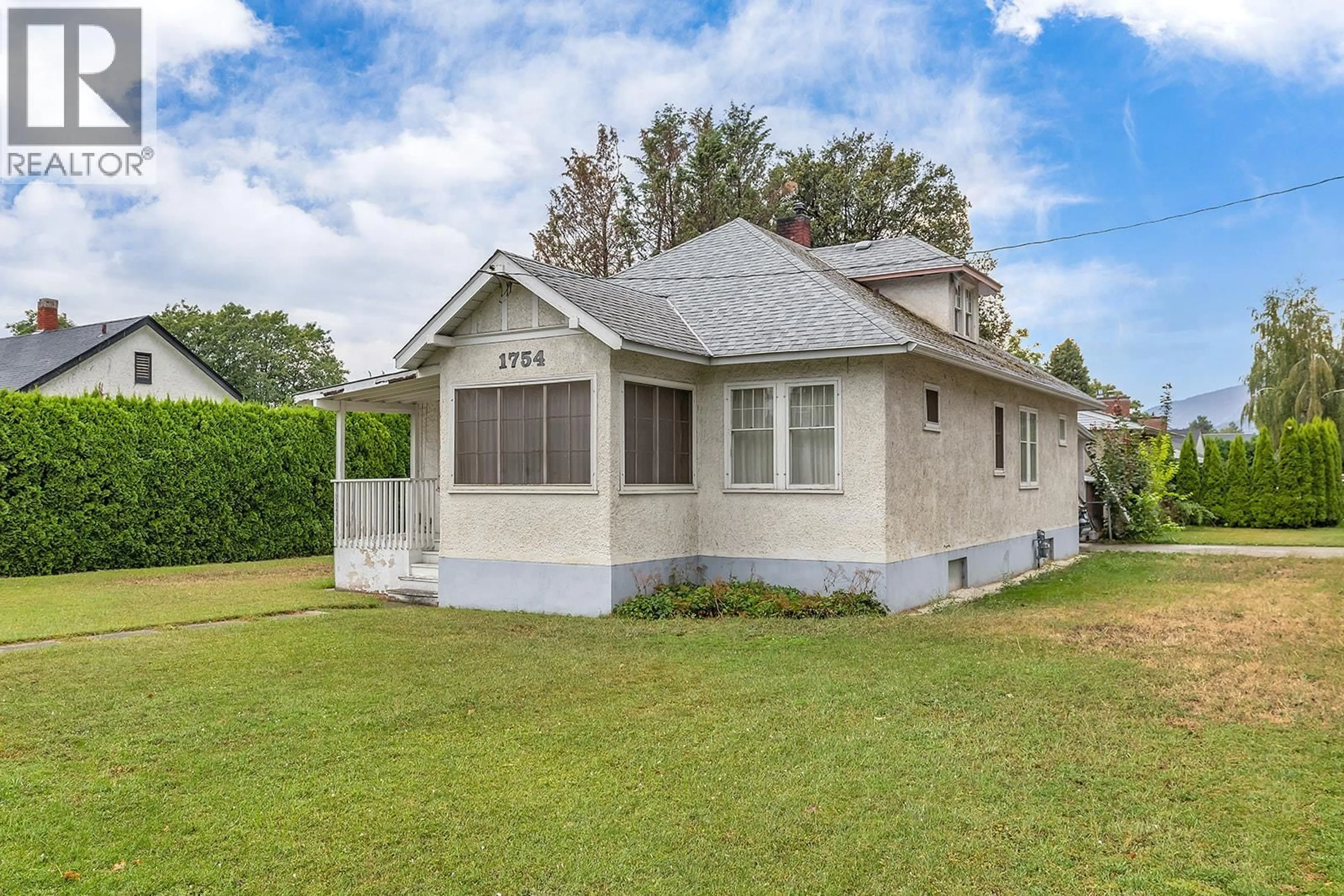 Home with vinyl exterior material, street for 1754 ETHEL STREET, Kelowna British Columbia V1Y2Y9