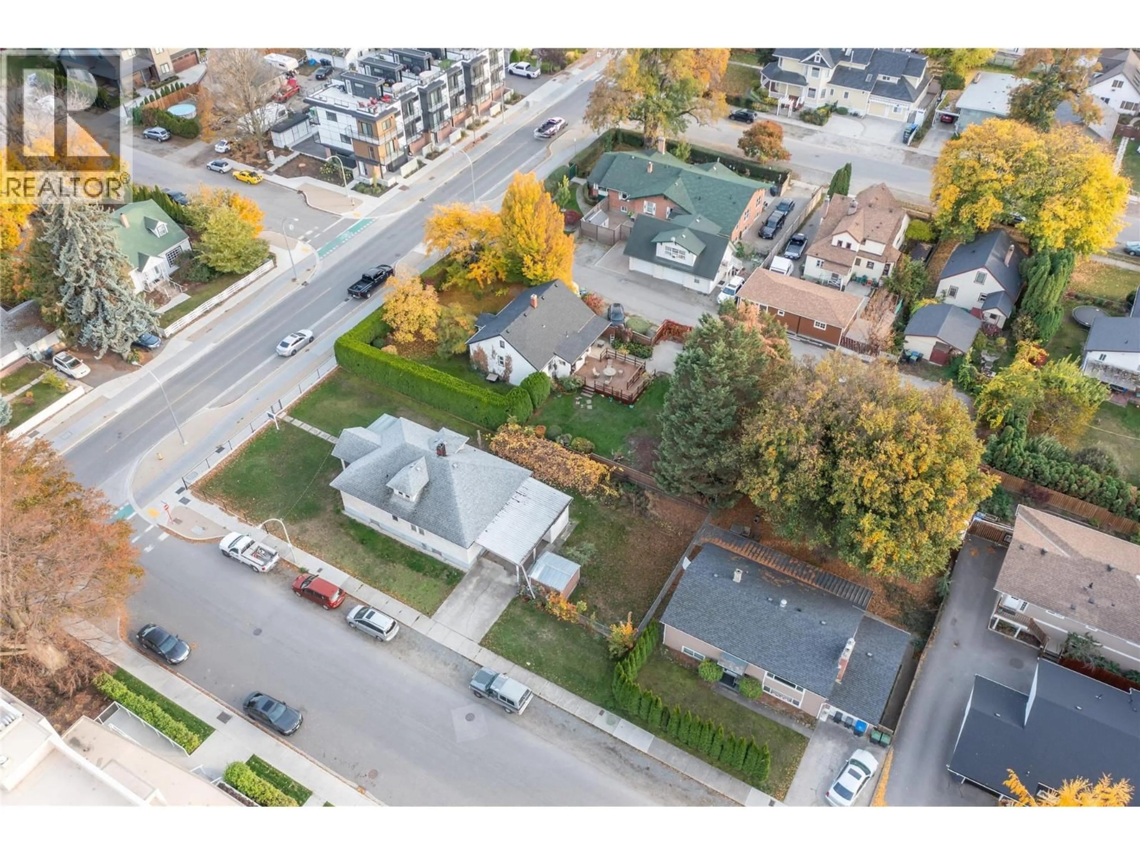 A pic from outside/outdoor area/front of a property/back of a property/a pic from drone, street for 1754 ETHEL STREET, Kelowna British Columbia V1Y2Y9