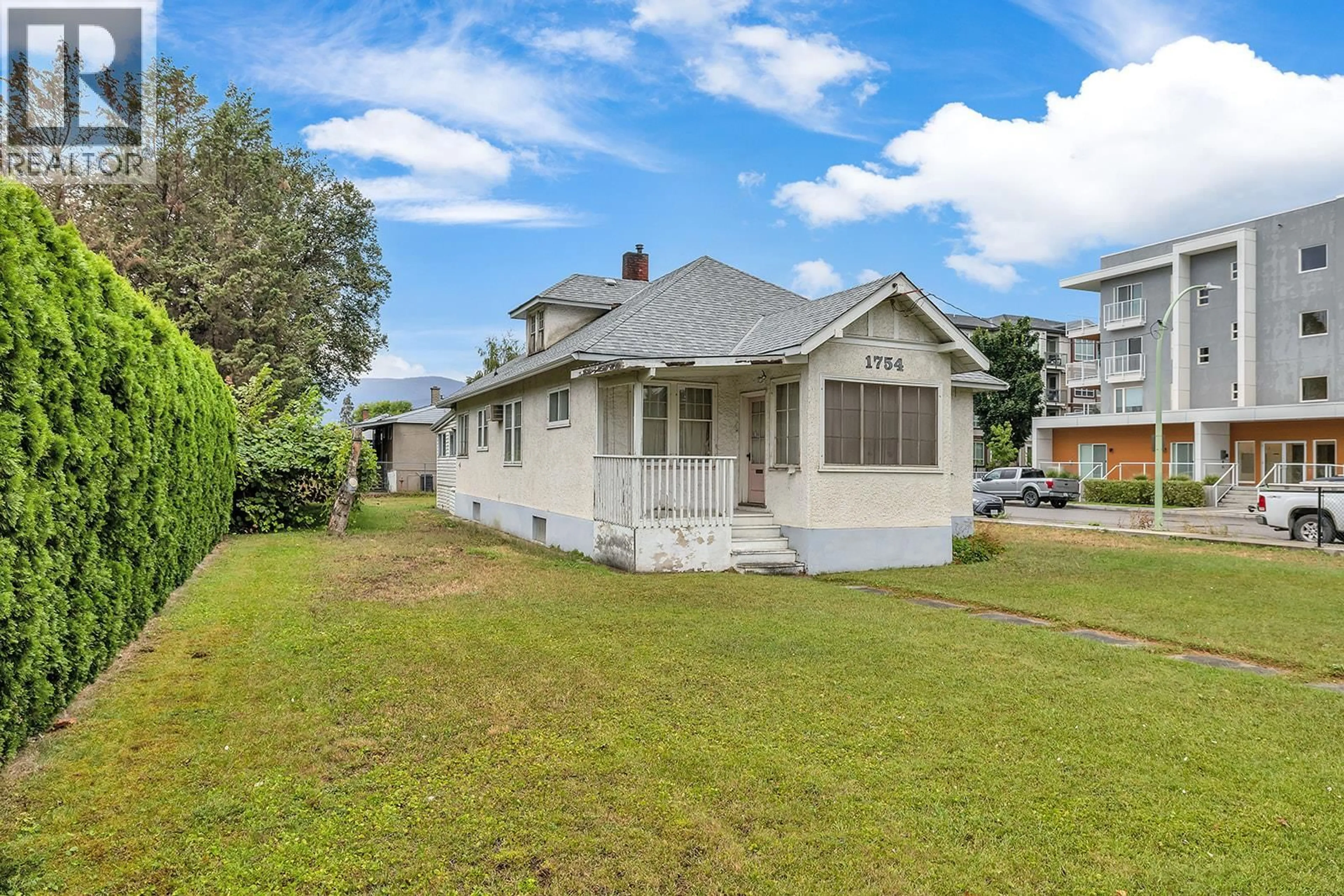 A pic from outside/outdoor area/front of a property/back of a property/a pic from drone, street for 1754 ETHEL STREET, Kelowna British Columbia V1Y2Y9