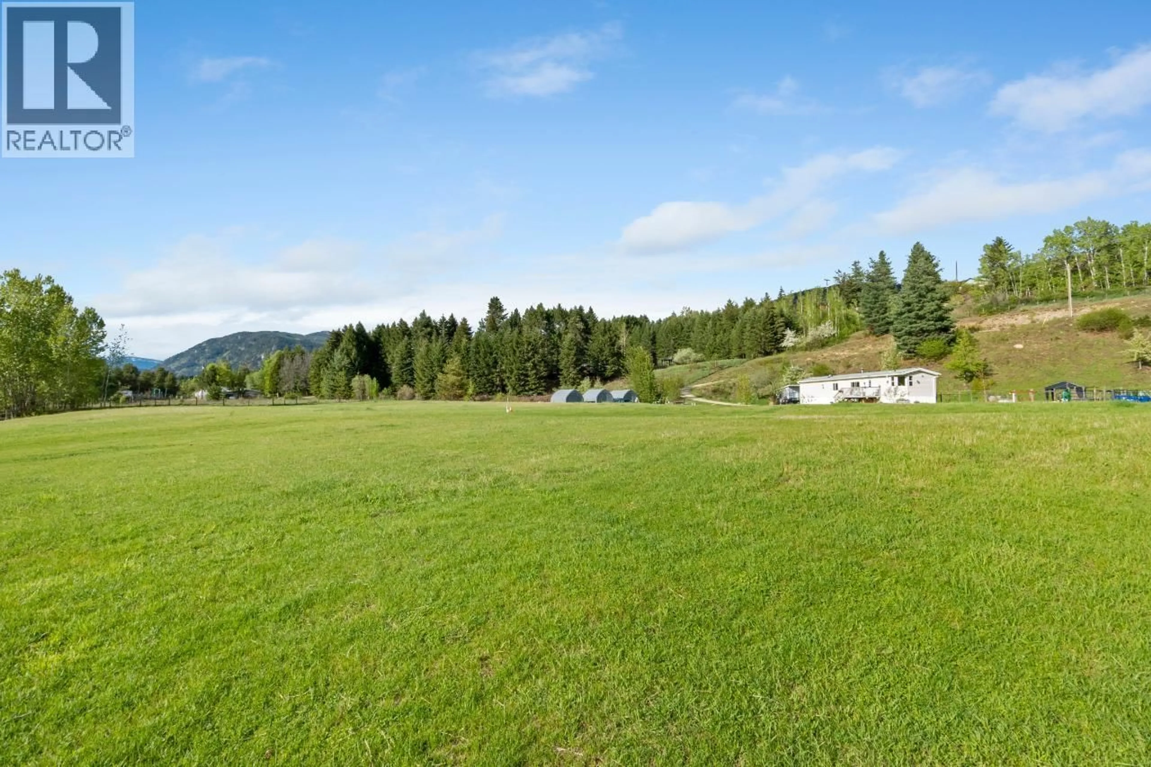 A pic from outside/outdoor area/front of a property/back of a property/a pic from drone, mountain view for 948 BRIDGEVIEW ROAD, Castlegar British Columbia V1N4K9