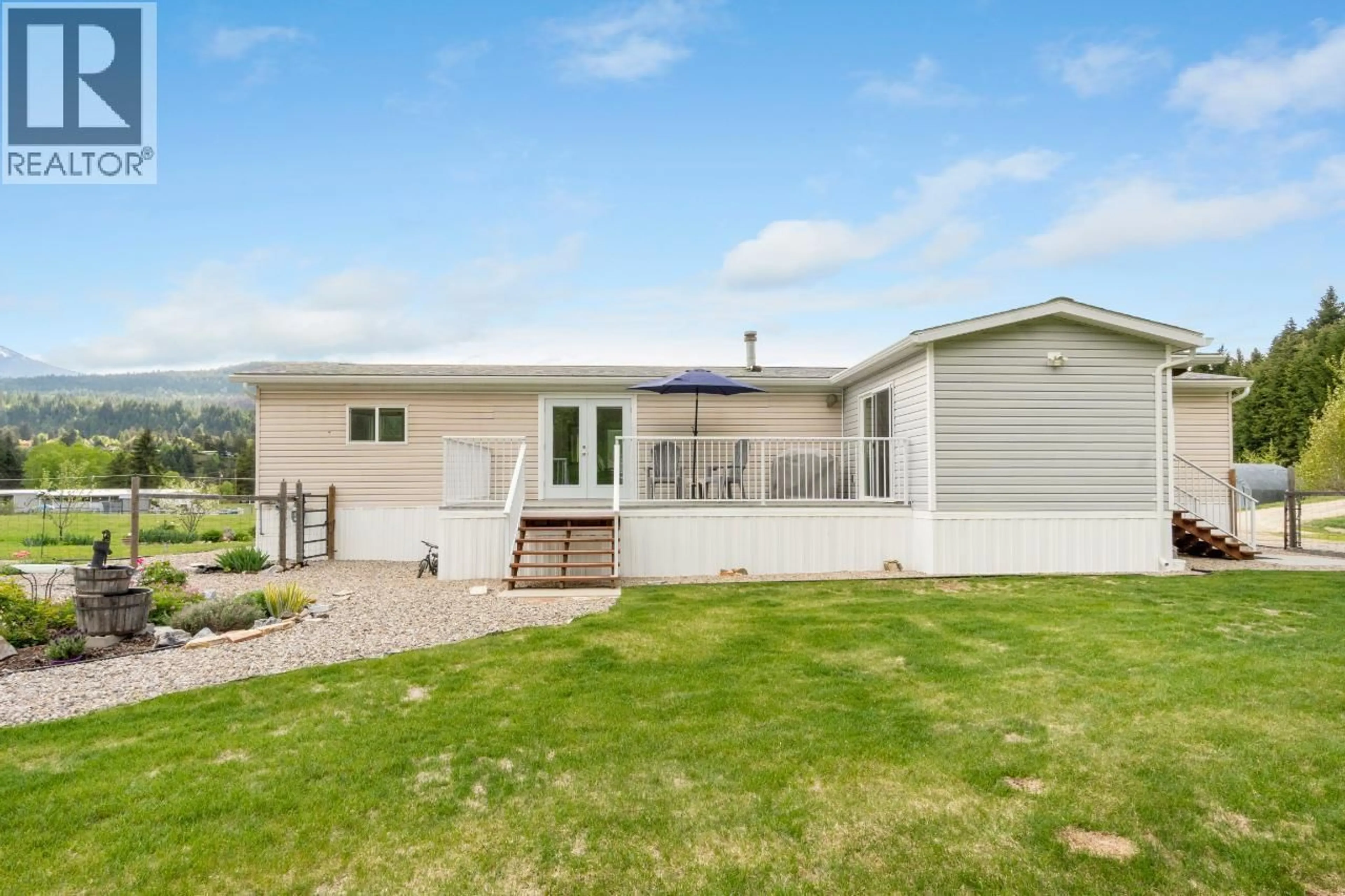 A pic from outside/outdoor area/front of a property/back of a property/a pic from drone, unknown for 948 BRIDGEVIEW ROAD, Castlegar British Columbia V1N4K9