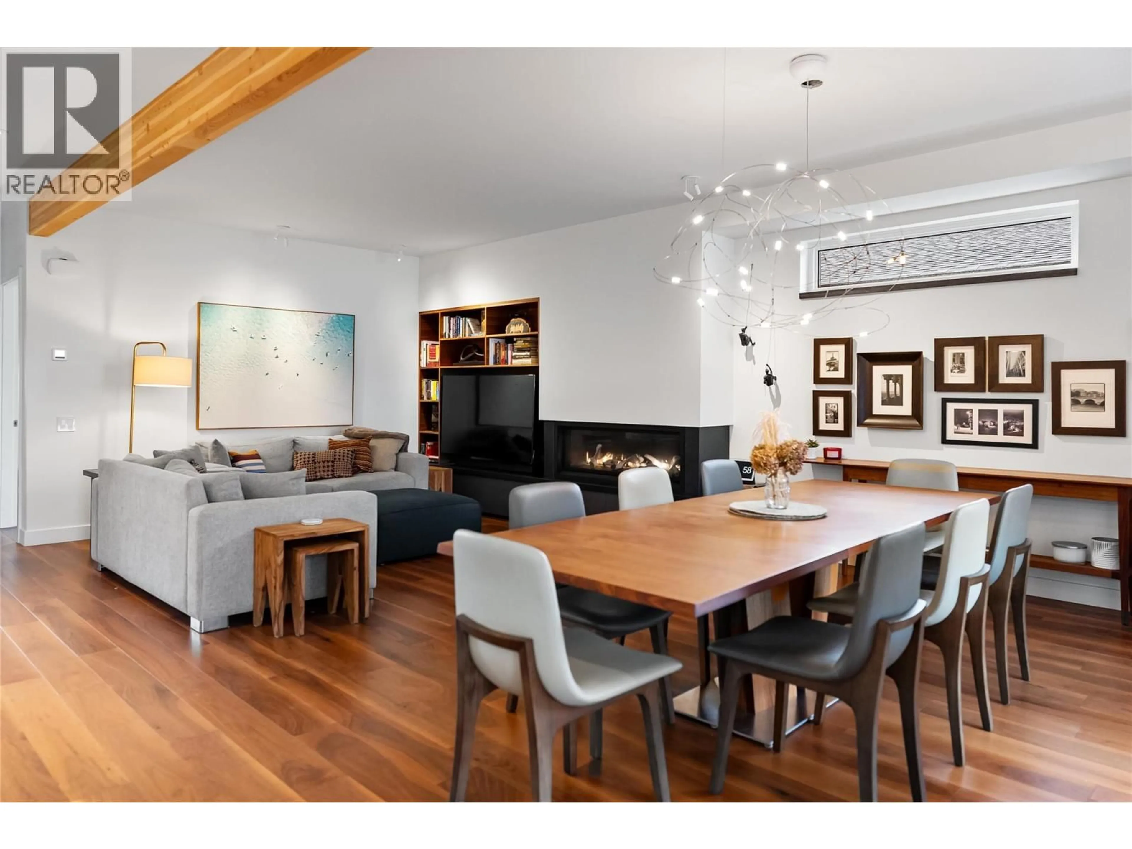 Living room with furniture, wood/laminate floor for 930 CAWSTON AVENUE, Kelowna British Columbia V1Y6Z8