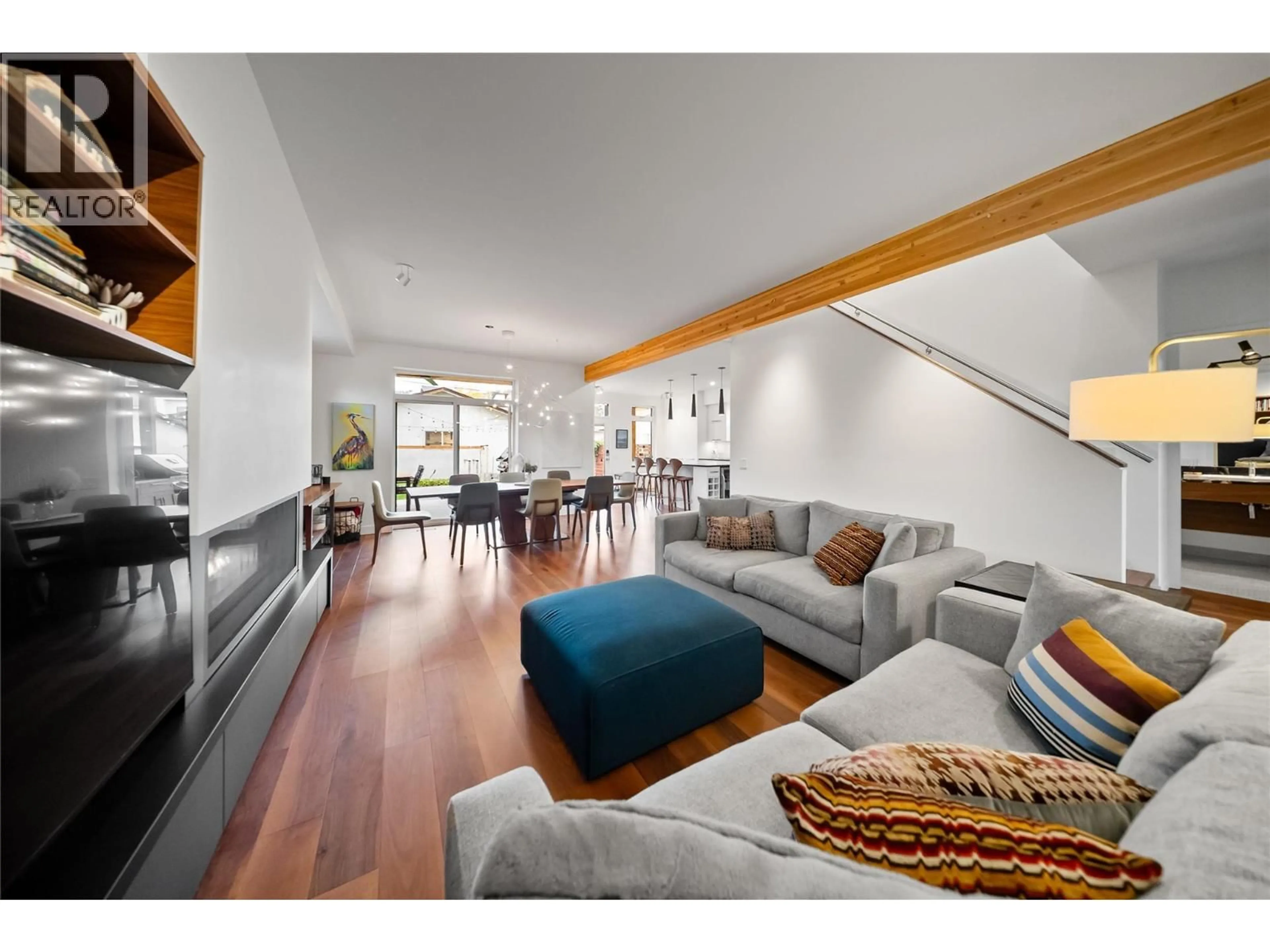 Living room with furniture, wood/laminate floor for 930 CAWSTON AVENUE, Kelowna British Columbia V1Y6Z8