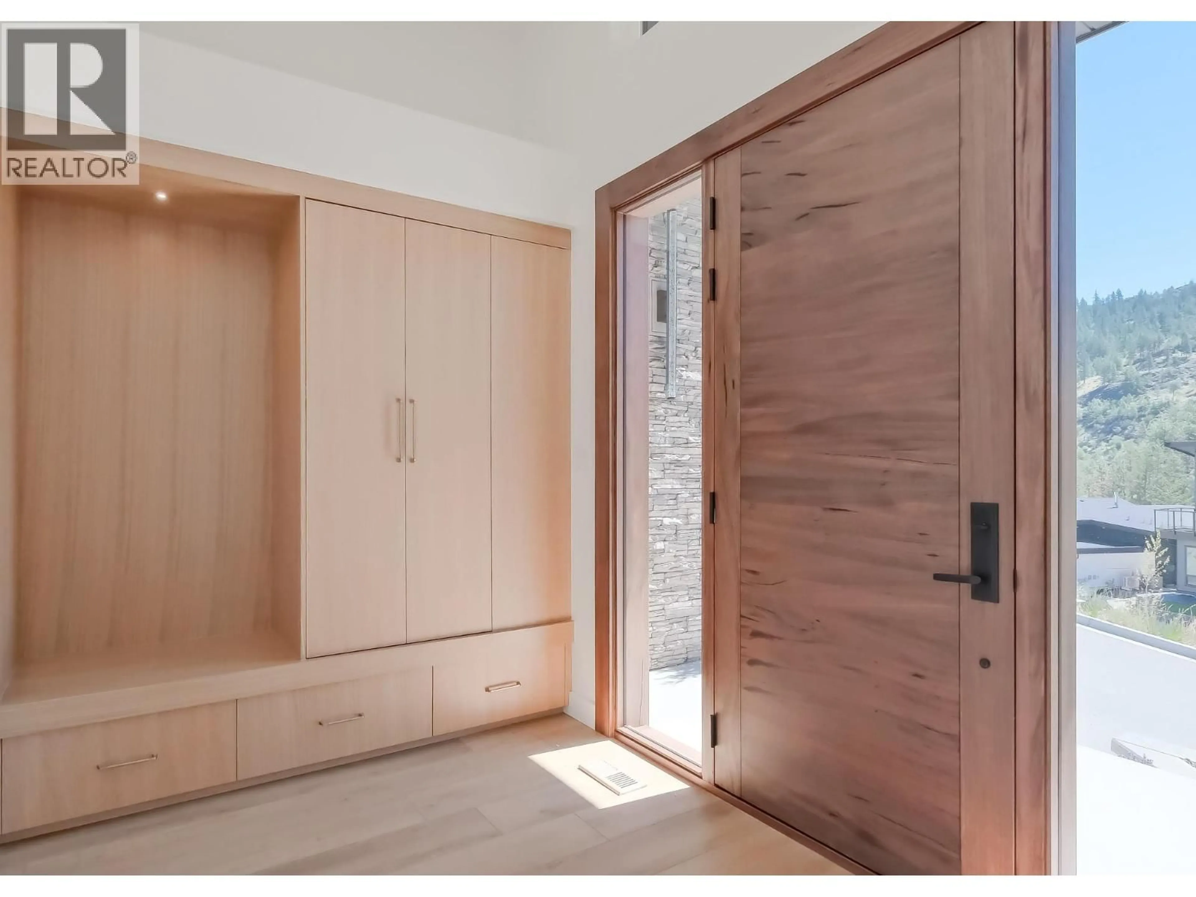 Indoor entryway for 106 - 3331 EVERGREEN DRIVE, Penticton British Columbia V2A0J3