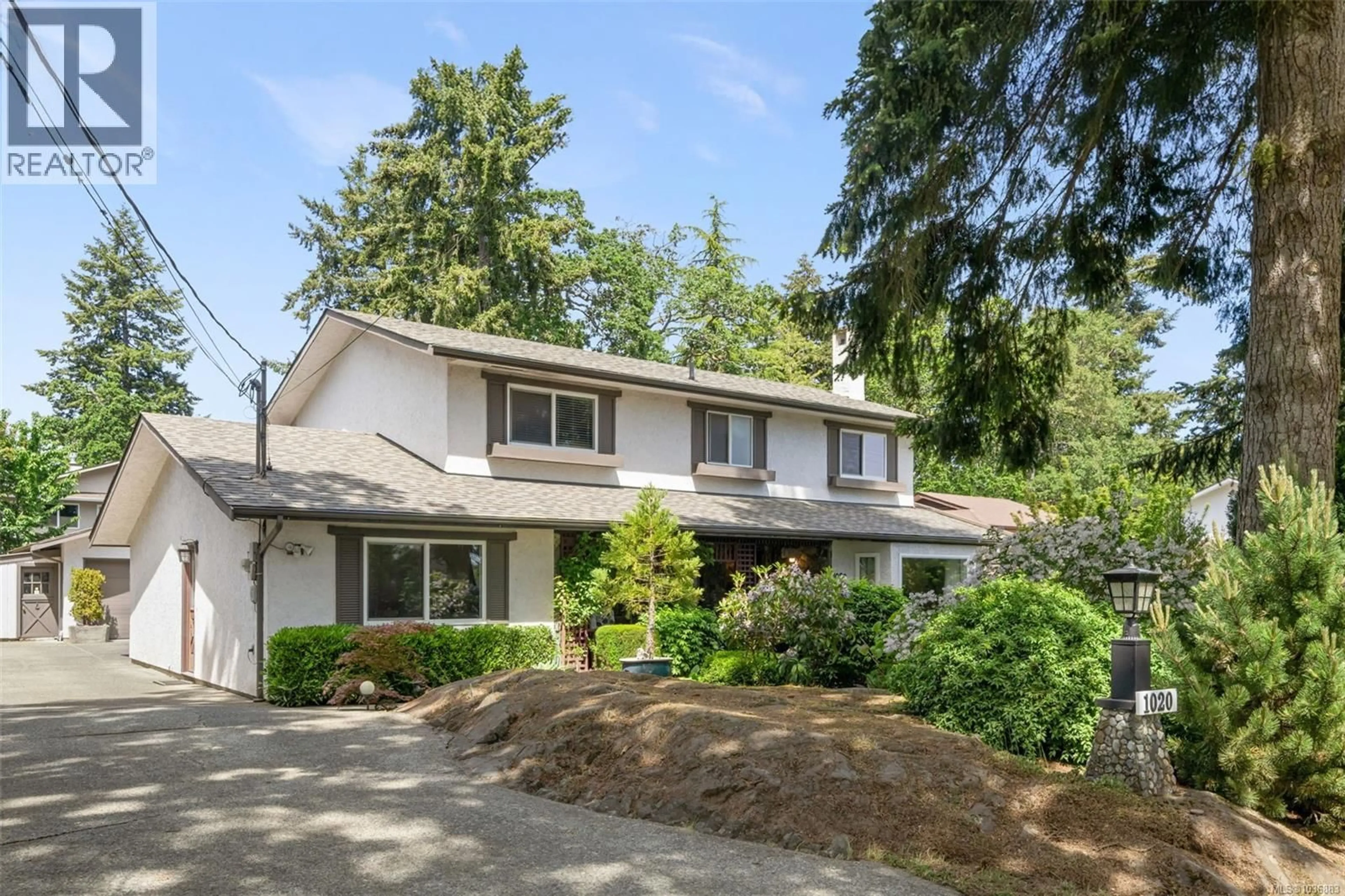Home with vinyl exterior material, street for 1020 LUCAS AVENUE, Saanich British Columbia V8X3P7