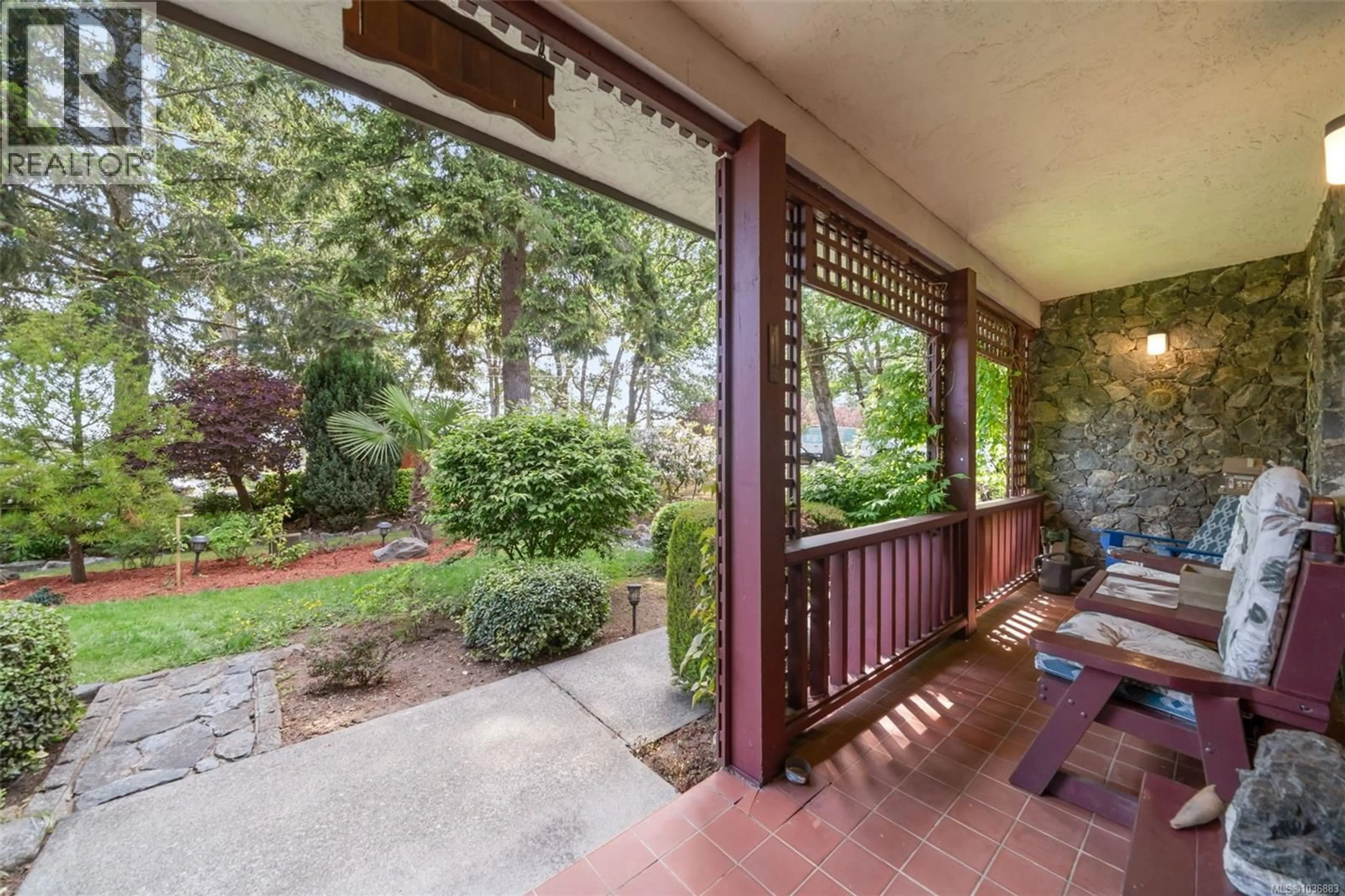 Patio, street for 1020 LUCAS AVENUE, Saanich British Columbia V8X3P7