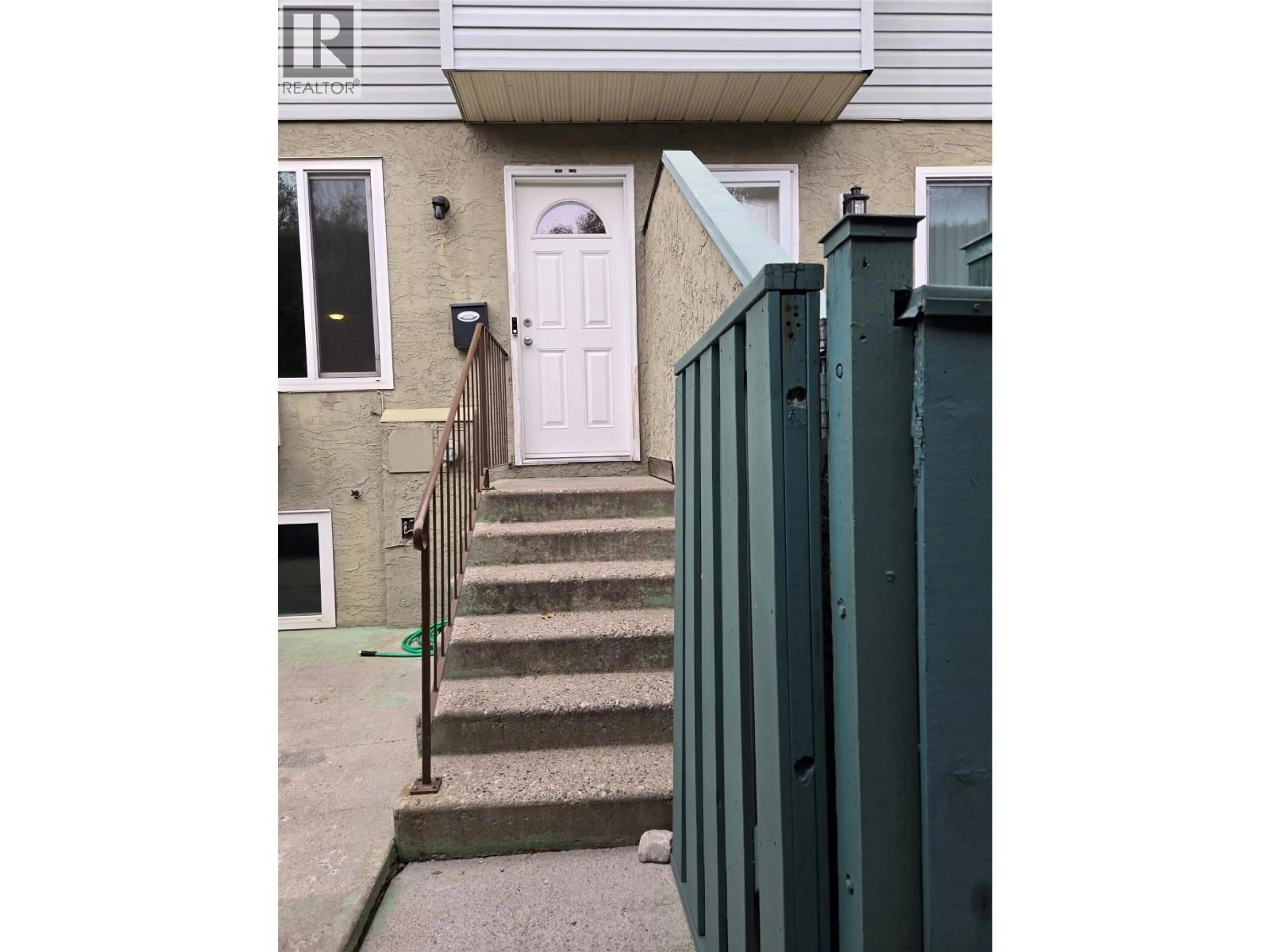 Stairs for 4 - 1471 INKAR ROAD, Kelowna British Columbia V1Y8J1