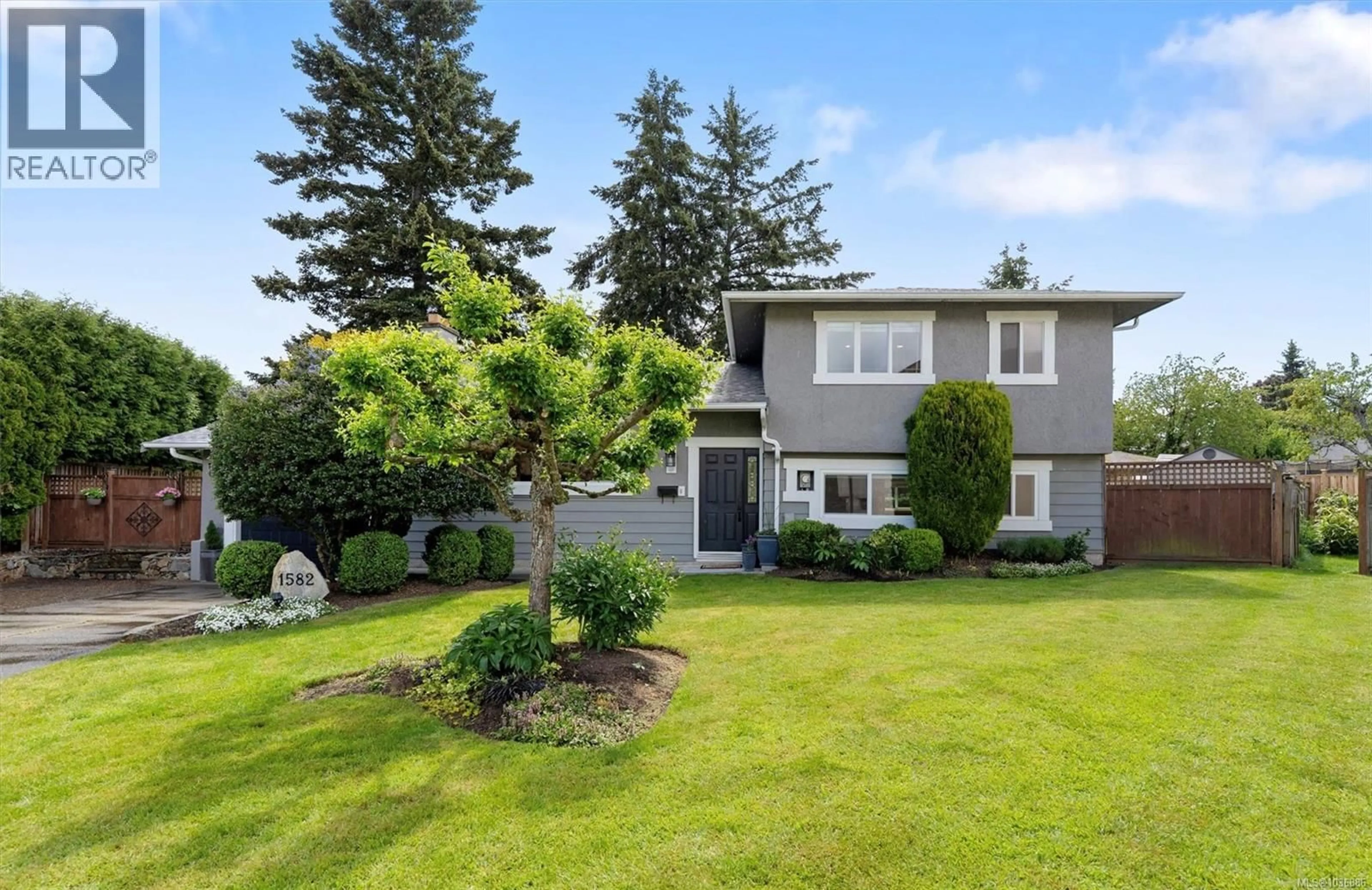 Home with vinyl exterior material, street for 1582 FREMONT PLACE, Saanich British Columbia V8N4Y5
