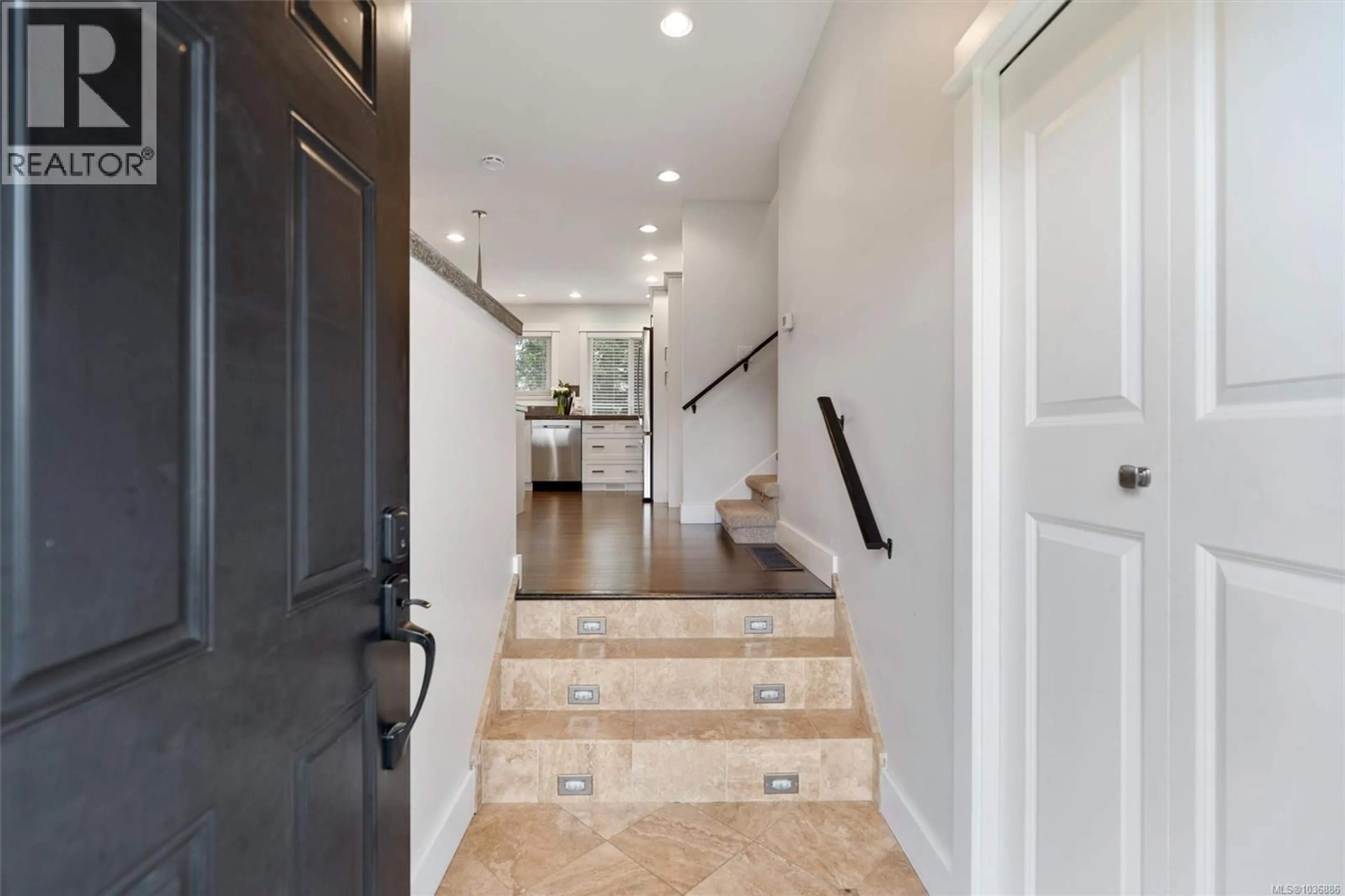 Indoor entryway for 1582 FREMONT PLACE, Saanich British Columbia V8N4Y5