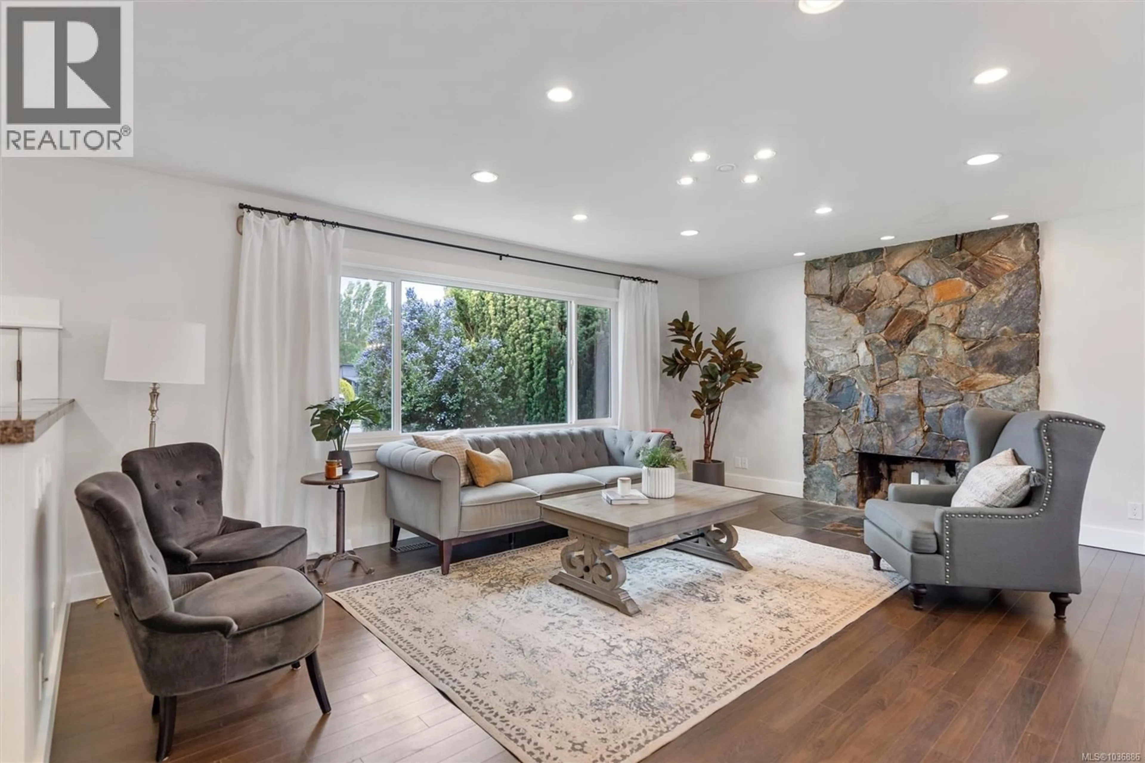 Living room with furniture, unknown for 1582 FREMONT PLACE, Saanich British Columbia V8N4Y5