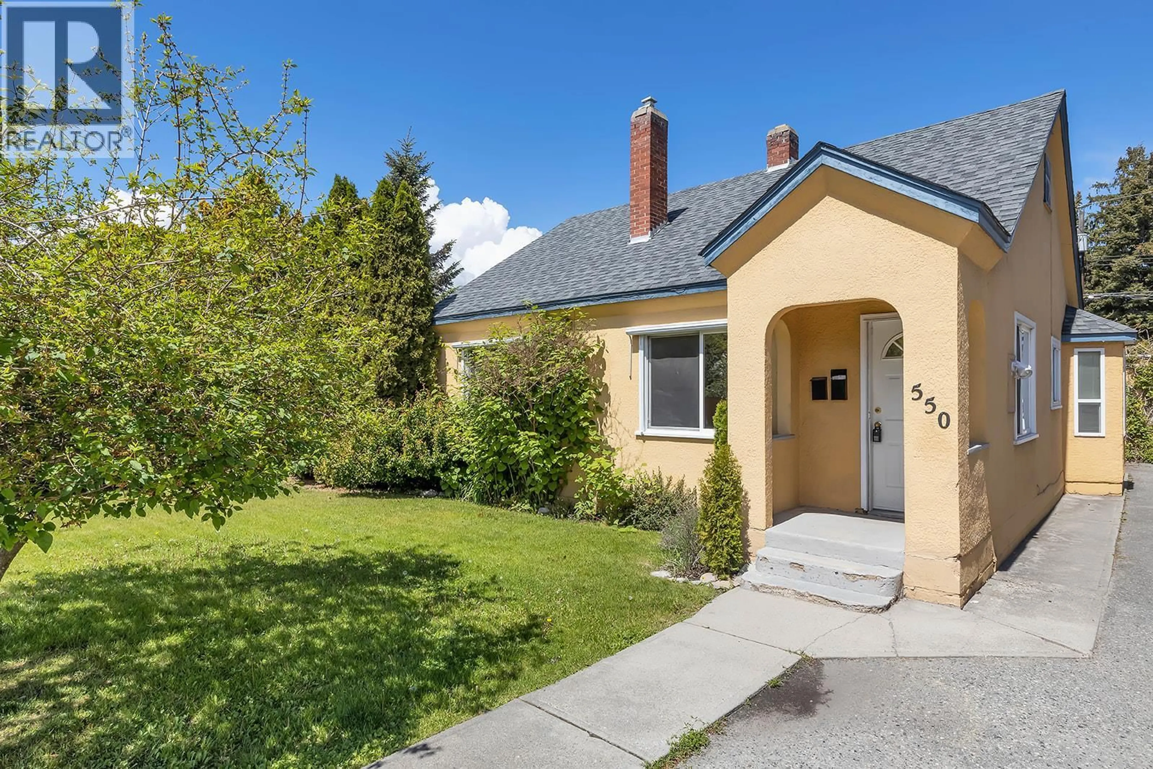 A pic from outside/outdoor area/front of a property/back of a property/a pic from drone, street for 550 PATTERSON AVENUE, Kelowna British Columbia V1Y5C6