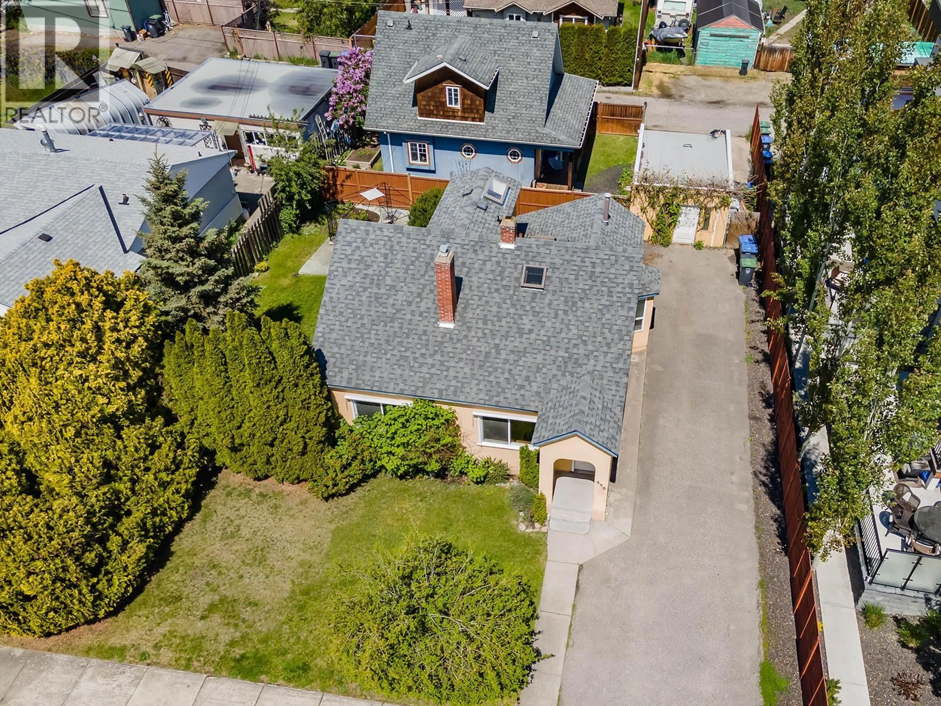 A pic from outside/outdoor area/front of a property/back of a property/a pic from drone, street for 550 PATTERSON AVENUE, Kelowna British Columbia V1Y5C6