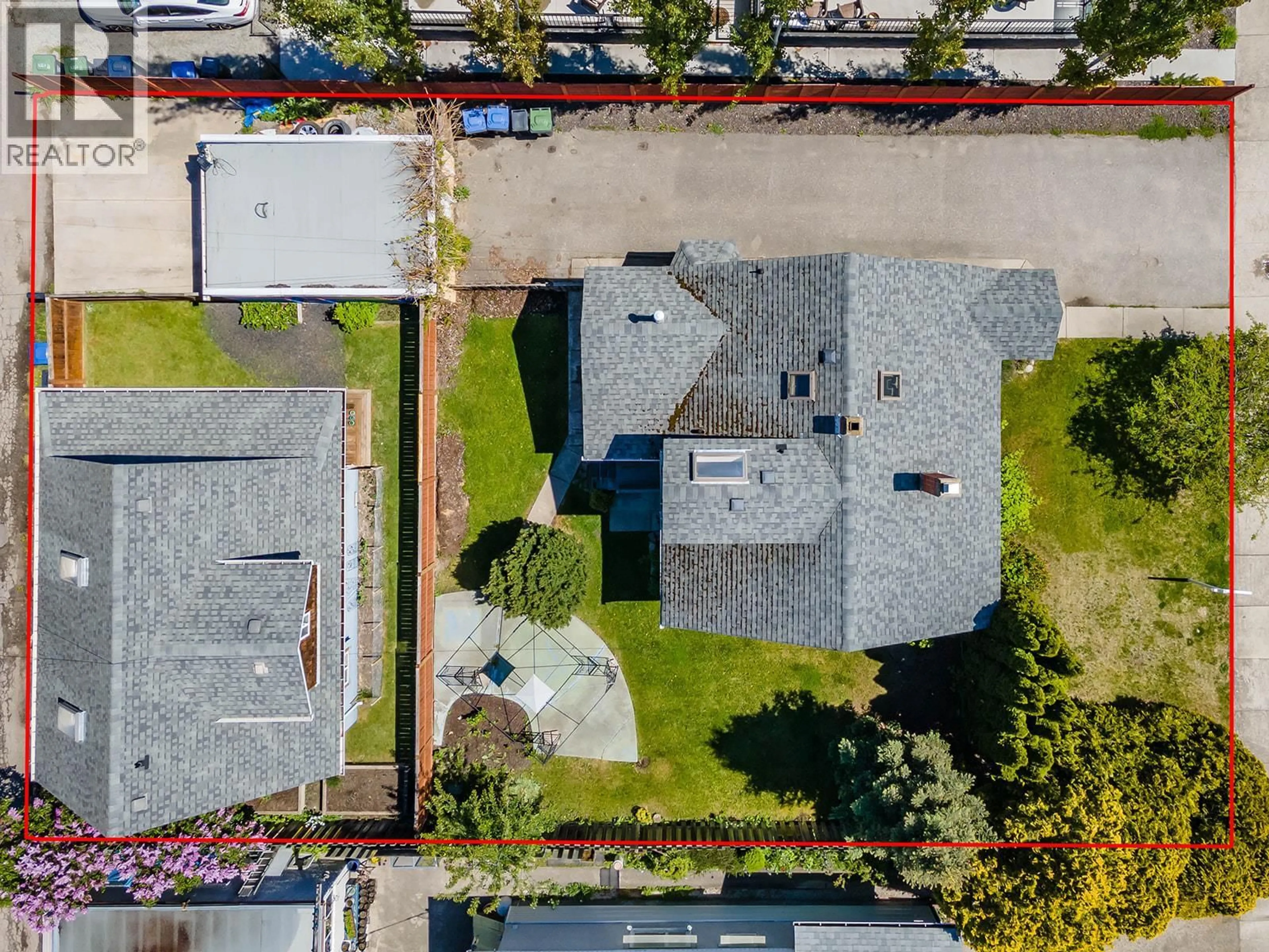 A pic from outside/outdoor area/front of a property/back of a property/a pic from drone, street for 550 PATTERSON AVENUE, Kelowna British Columbia V1Y5C6