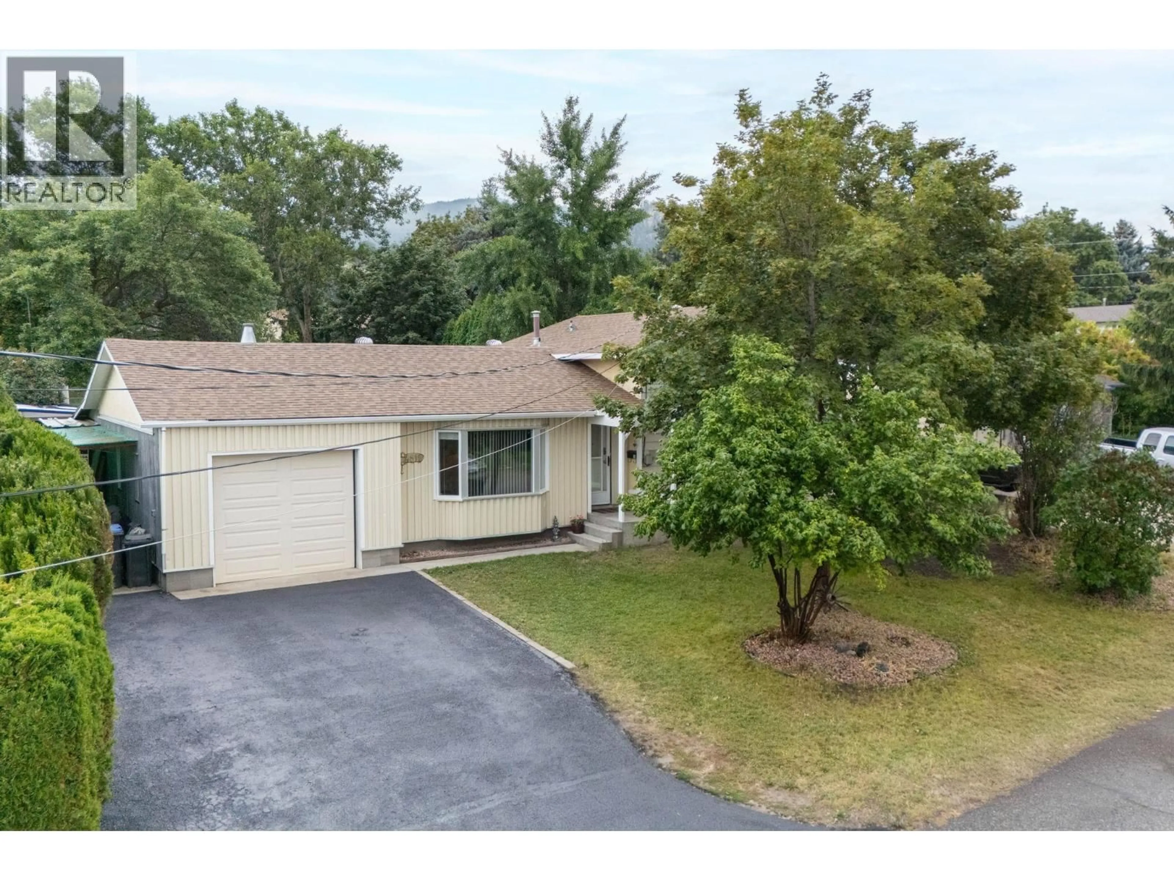 A pic from outside/outdoor area/front of a property/back of a property/a pic from drone, street for 4811 PARKDALE CRESCENT, Ellison British Columbia V1X6T3