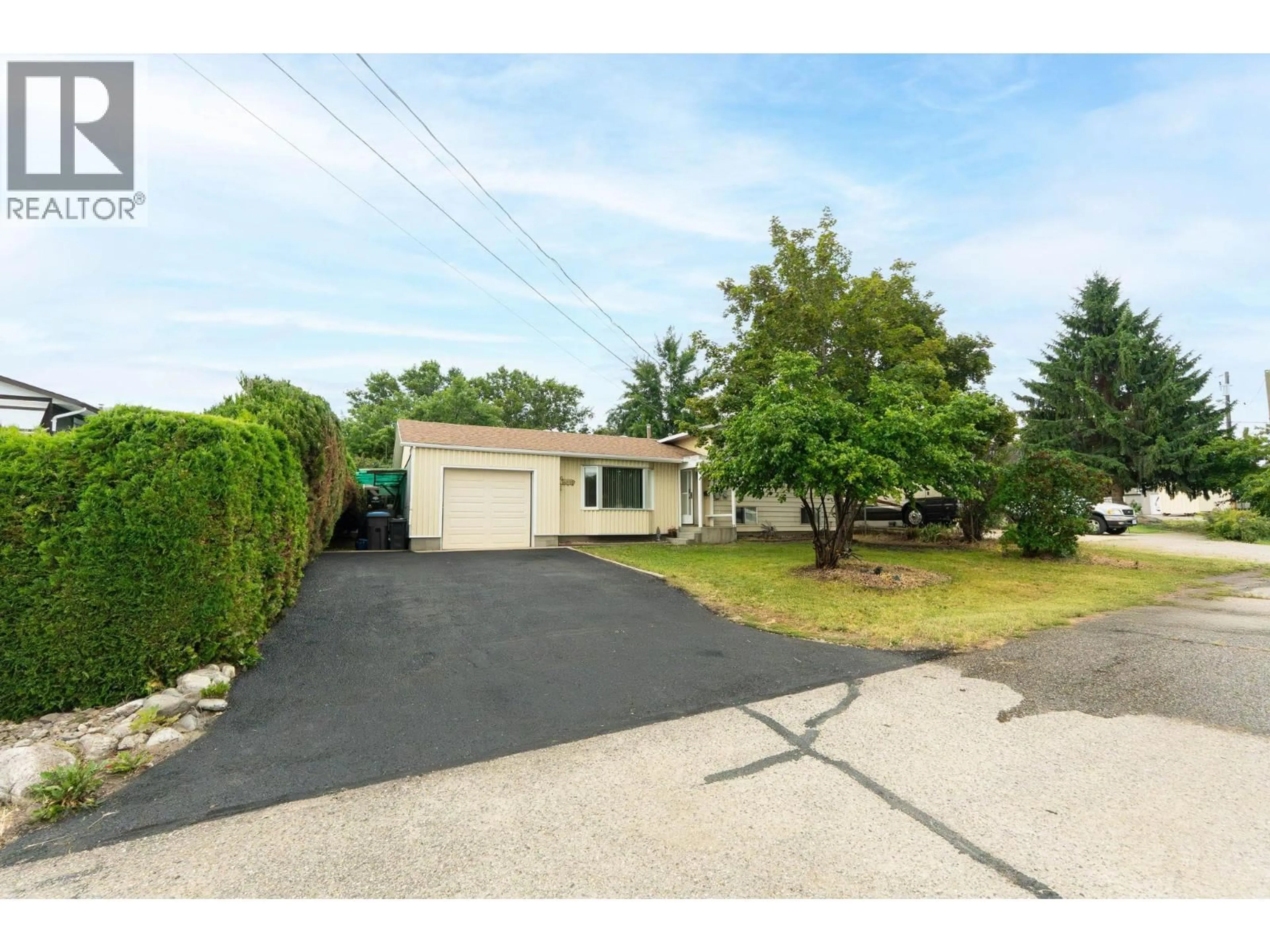 A pic from outside/outdoor area/front of a property/back of a property/a pic from drone, street for 4811 PARKDALE CRESCENT, Ellison British Columbia V1X6T3