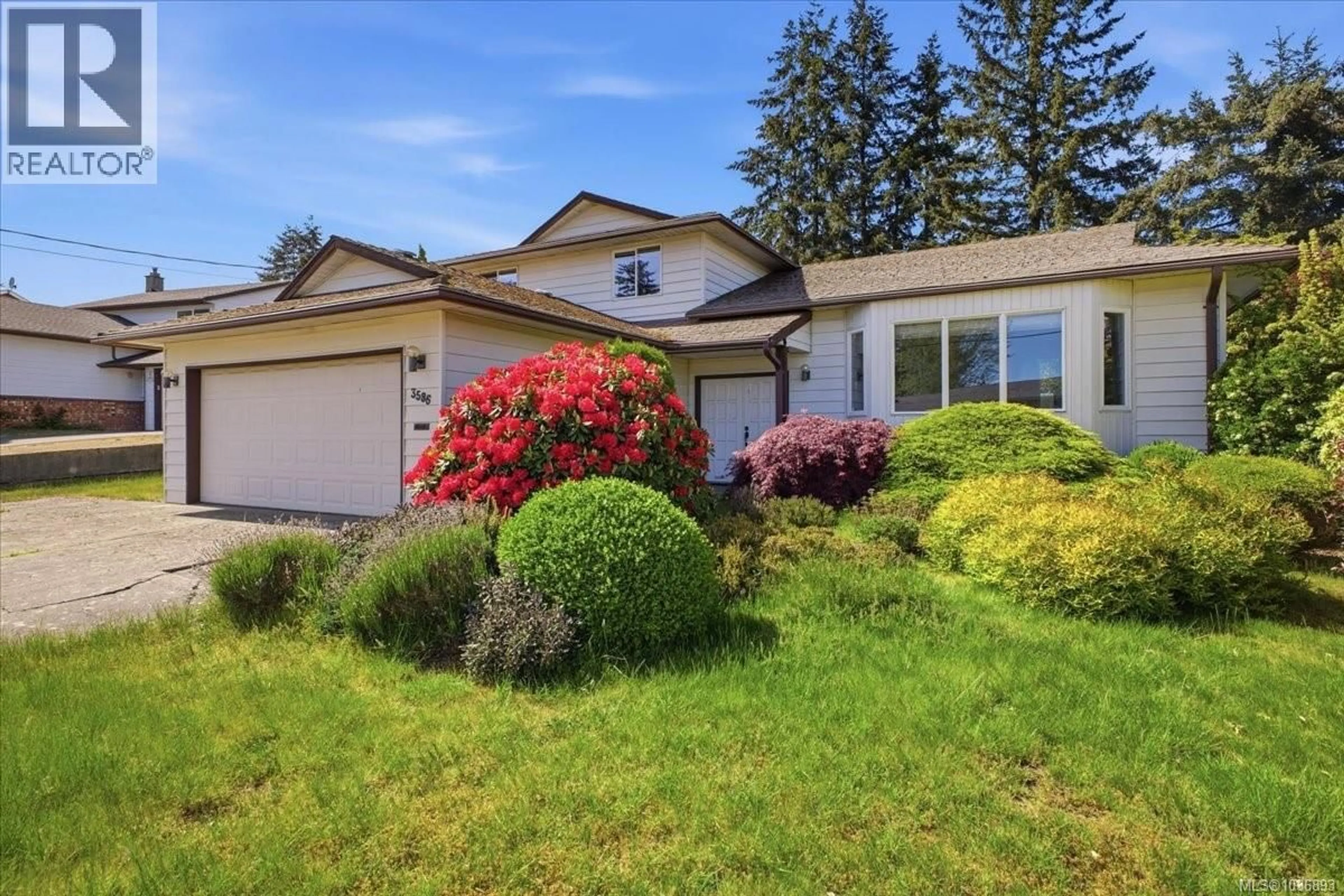 Home with vinyl exterior material, street for 3586 COUNTRY CLUB DRIVE, Nanaimo British Columbia V9T1T9