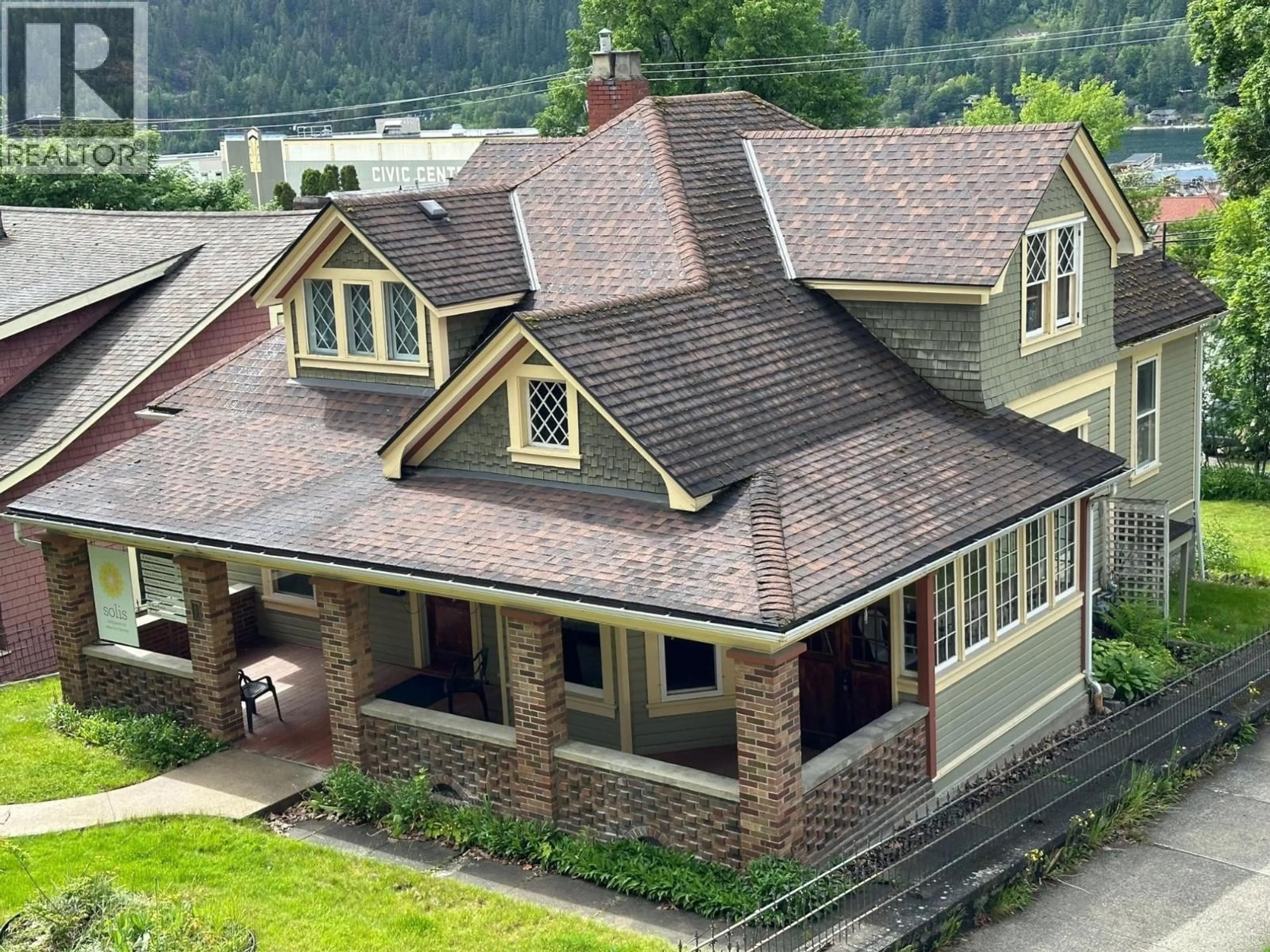 A pic from outside/outdoor area/front of a property/back of a property/a pic from drone, building for 823 BAKER STREET, Nelson British Columbia V1L4J8