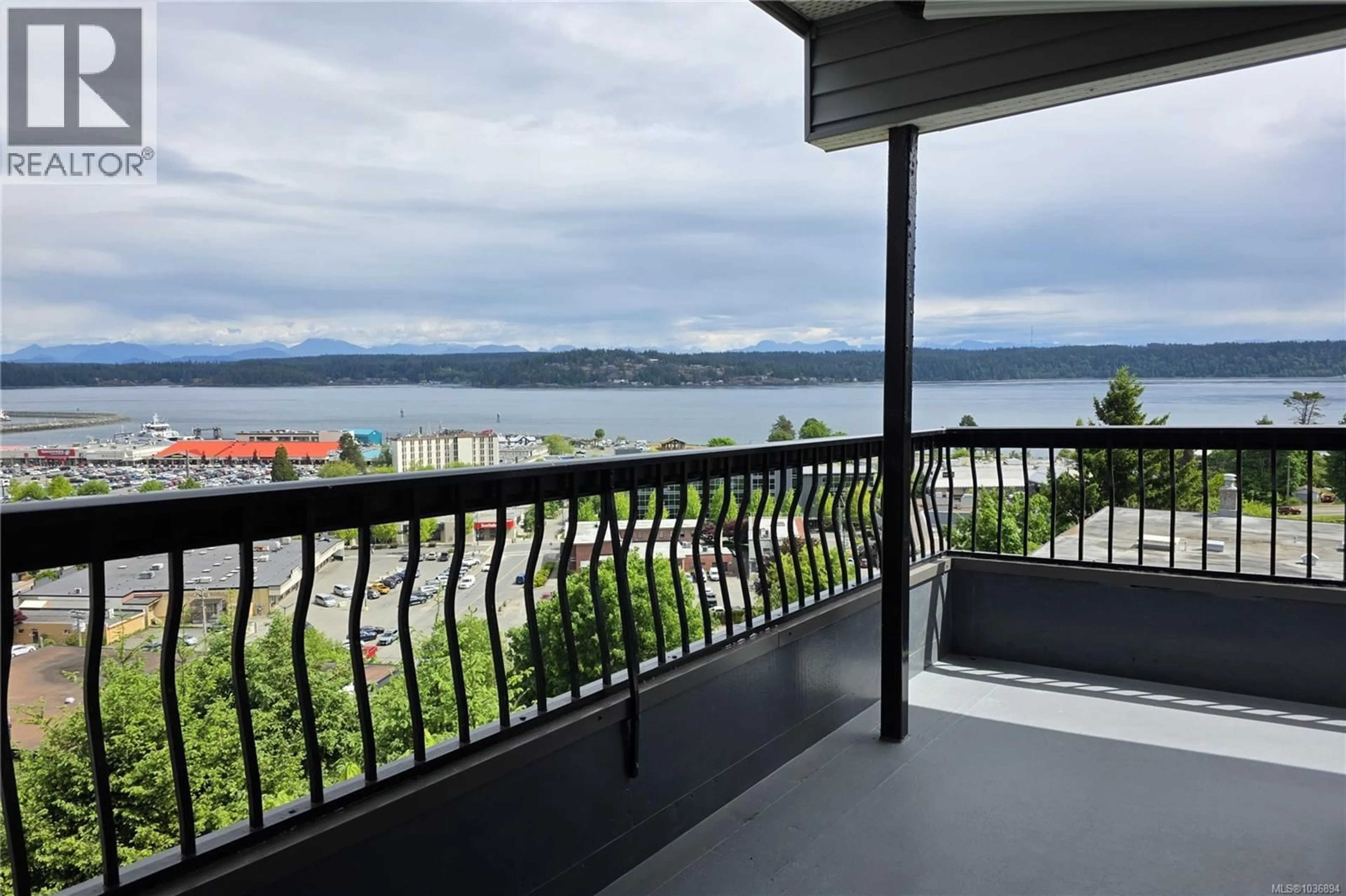 Balcony in the apartment, water/lake/river/ocean view for 305 - 907 CEDAR STREET, Campbell River British Columbia V9W2W1