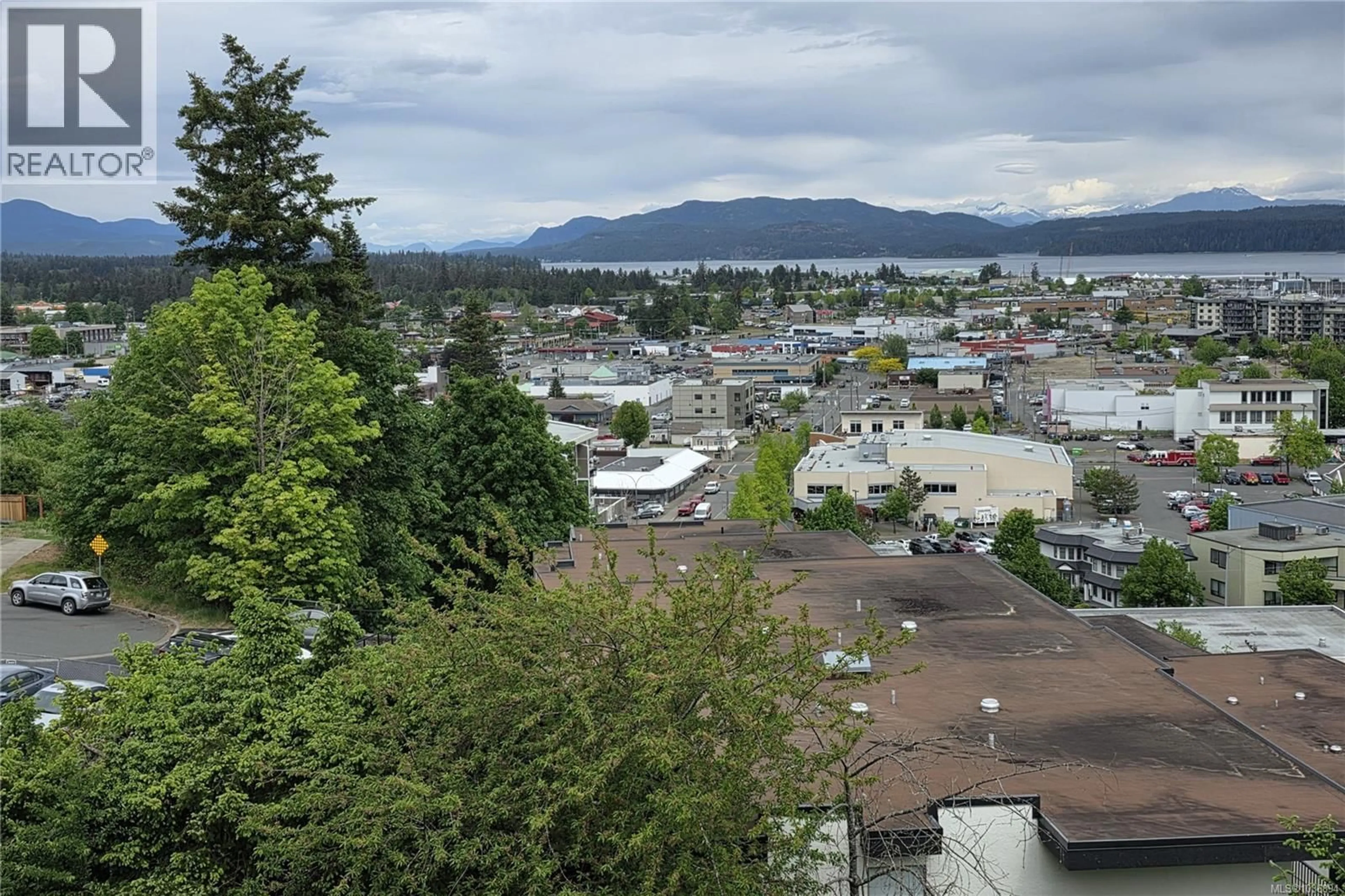 A pic from outside/outdoor area/front of a property/back of a property/a pic from drone, mountain view for 305 - 907 CEDAR STREET, Campbell River British Columbia V9W2W1