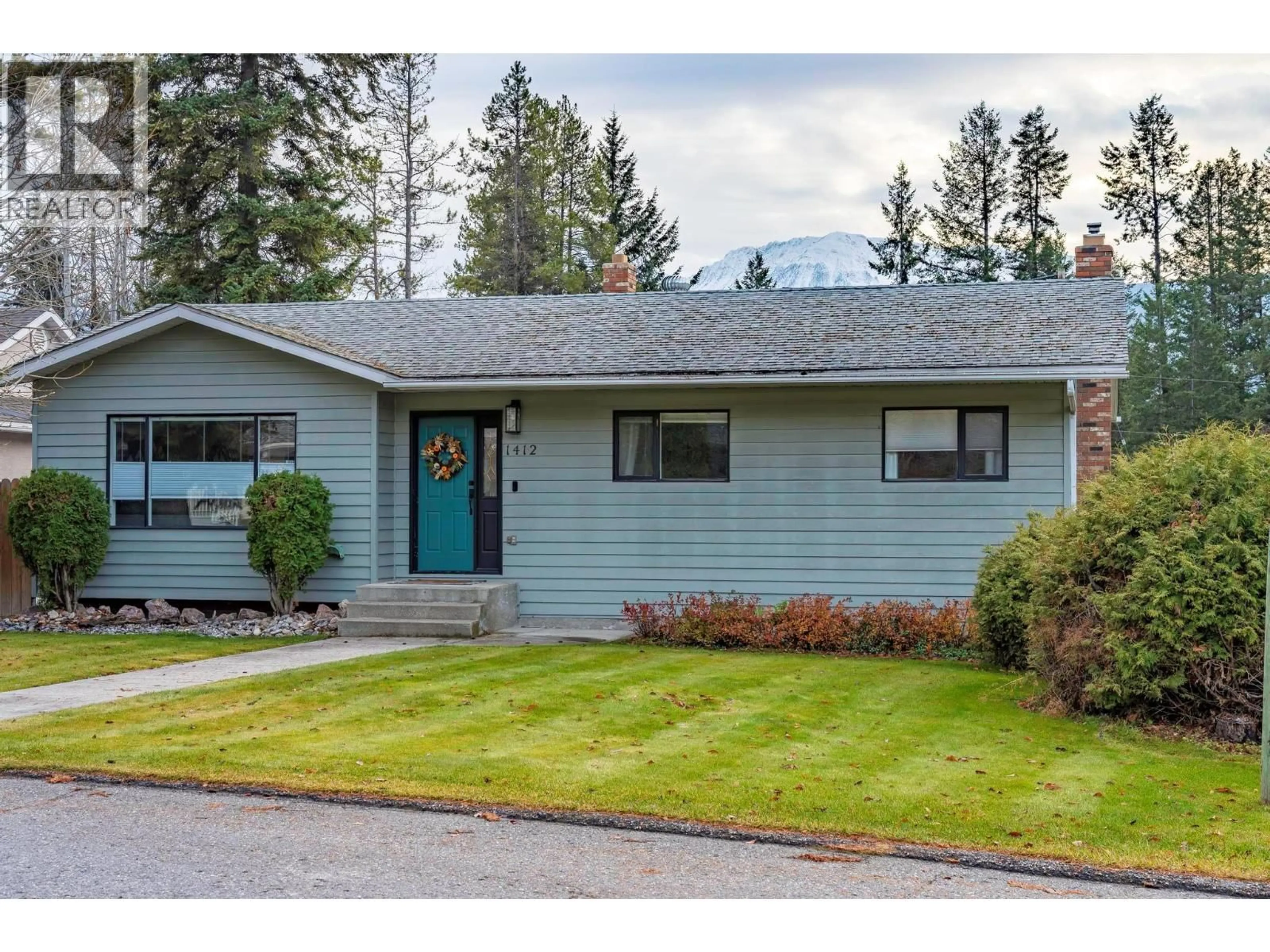 Home with vinyl exterior material, street for 1412 BIRCH CRESCENT, Golden British Columbia V0A1H6