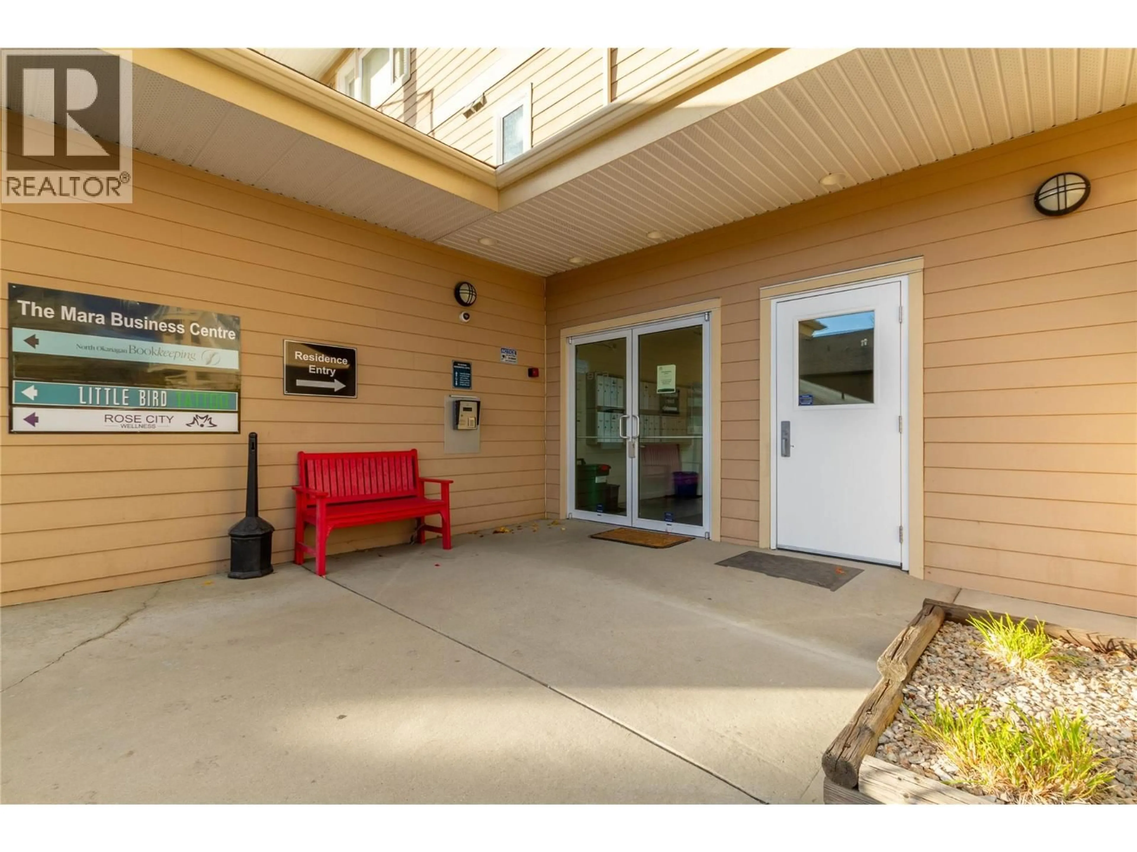 Indoor entryway for 106 - 4205 27 STREET, Vernon British Columbia V1T4Y3