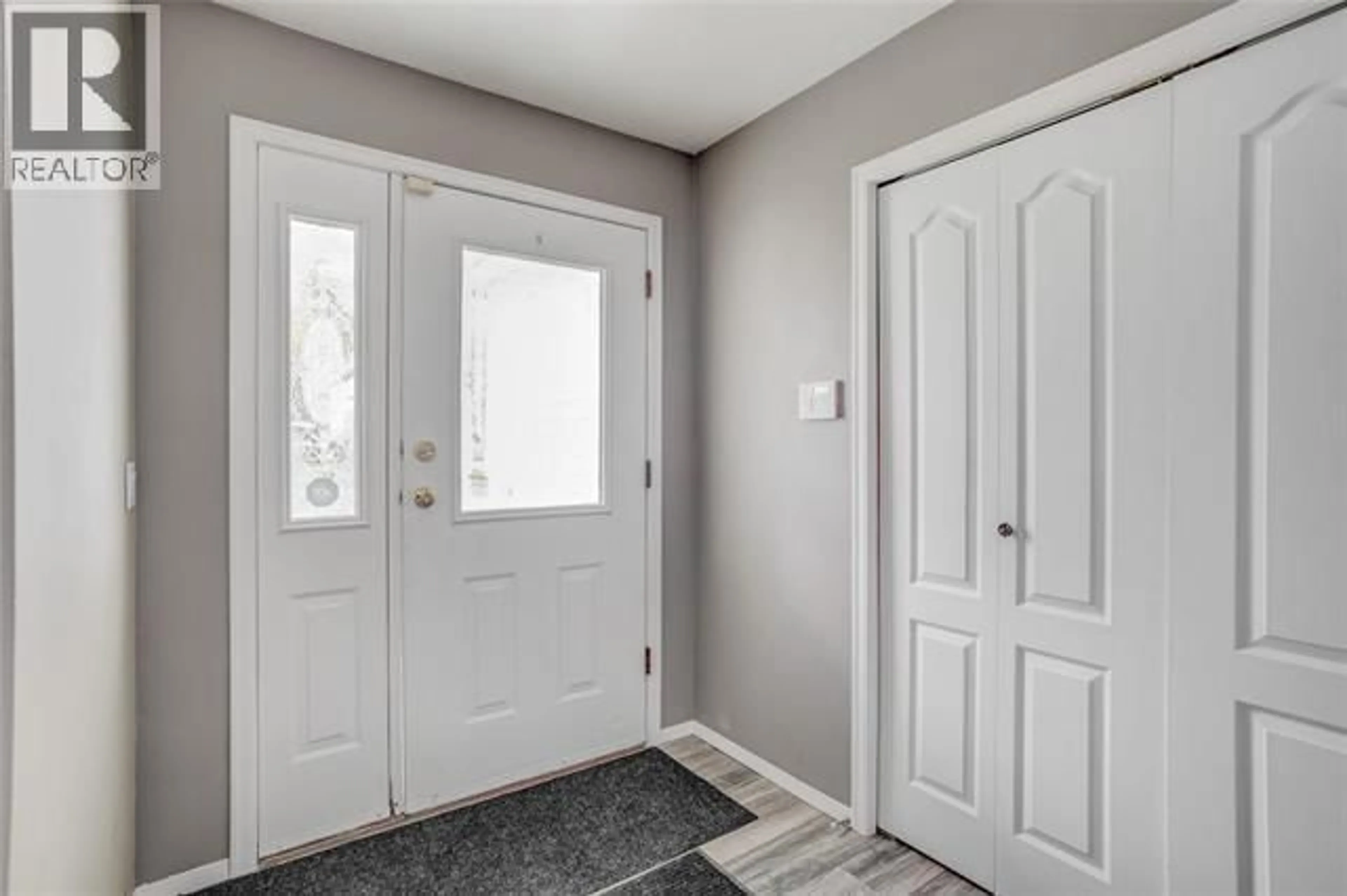 Indoor entryway for 331-351 PHIPPS CRESCENT, Kelowna British Columbia V1V2T2