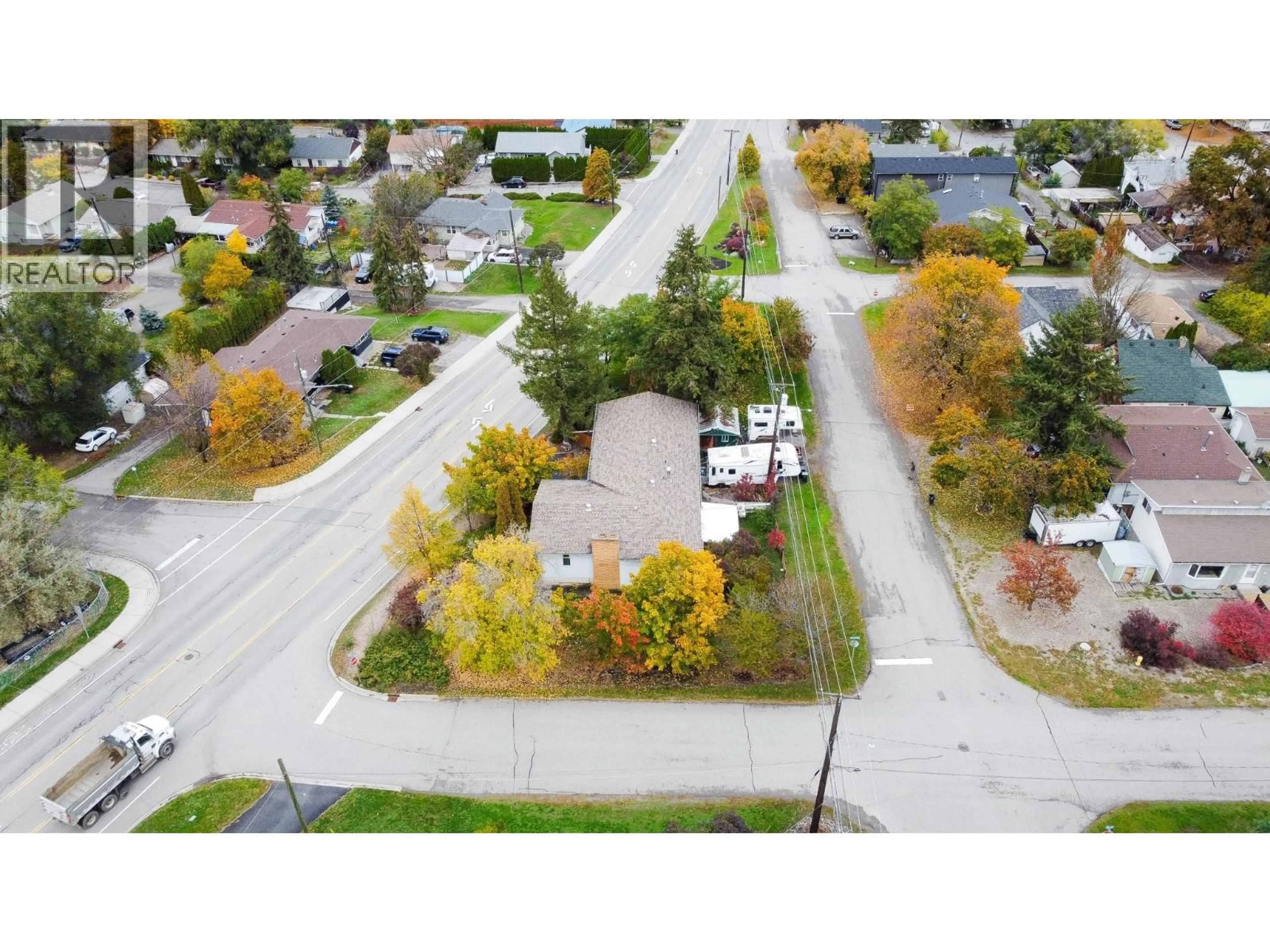 A pic from outside/outdoor area/front of a property/back of a property/a pic from drone, street for 1801 MISSION ROAD, Vernon British Columbia V1T5Z4