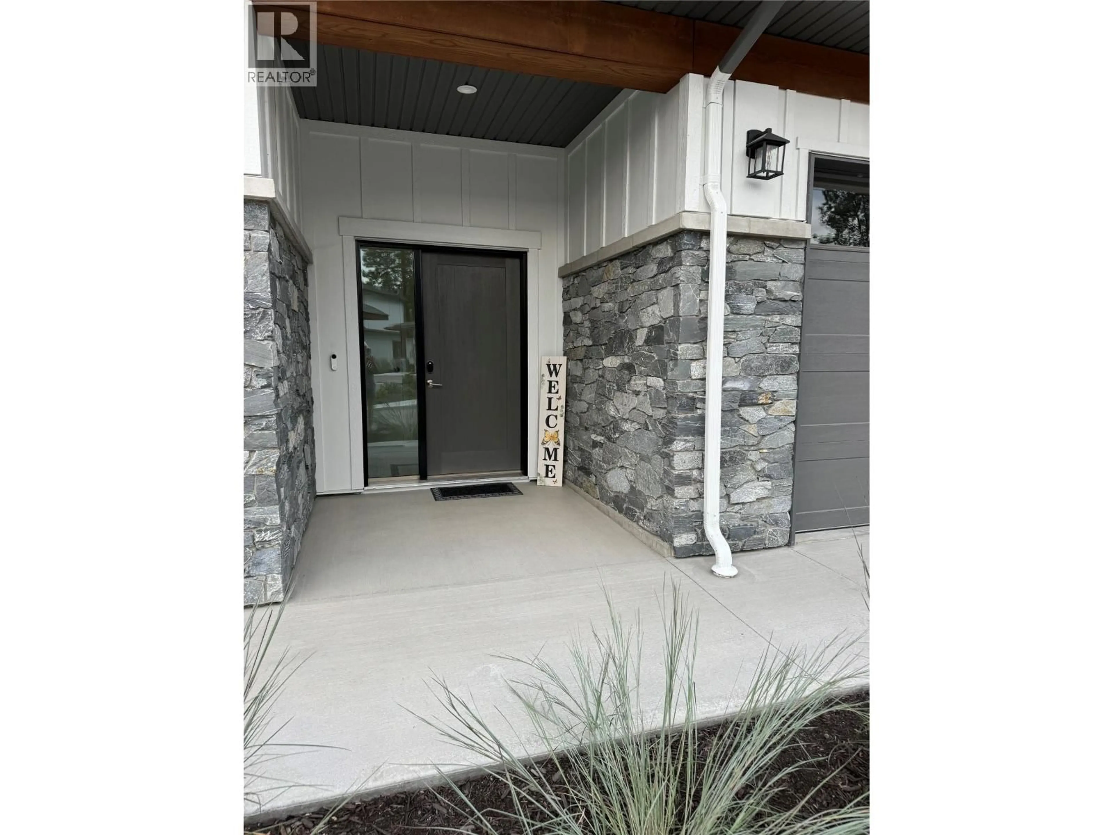 Indoor entryway for 20 - 1979 COUNTRY CLUB DRIVE, Kelowna British Columbia V1V0H6