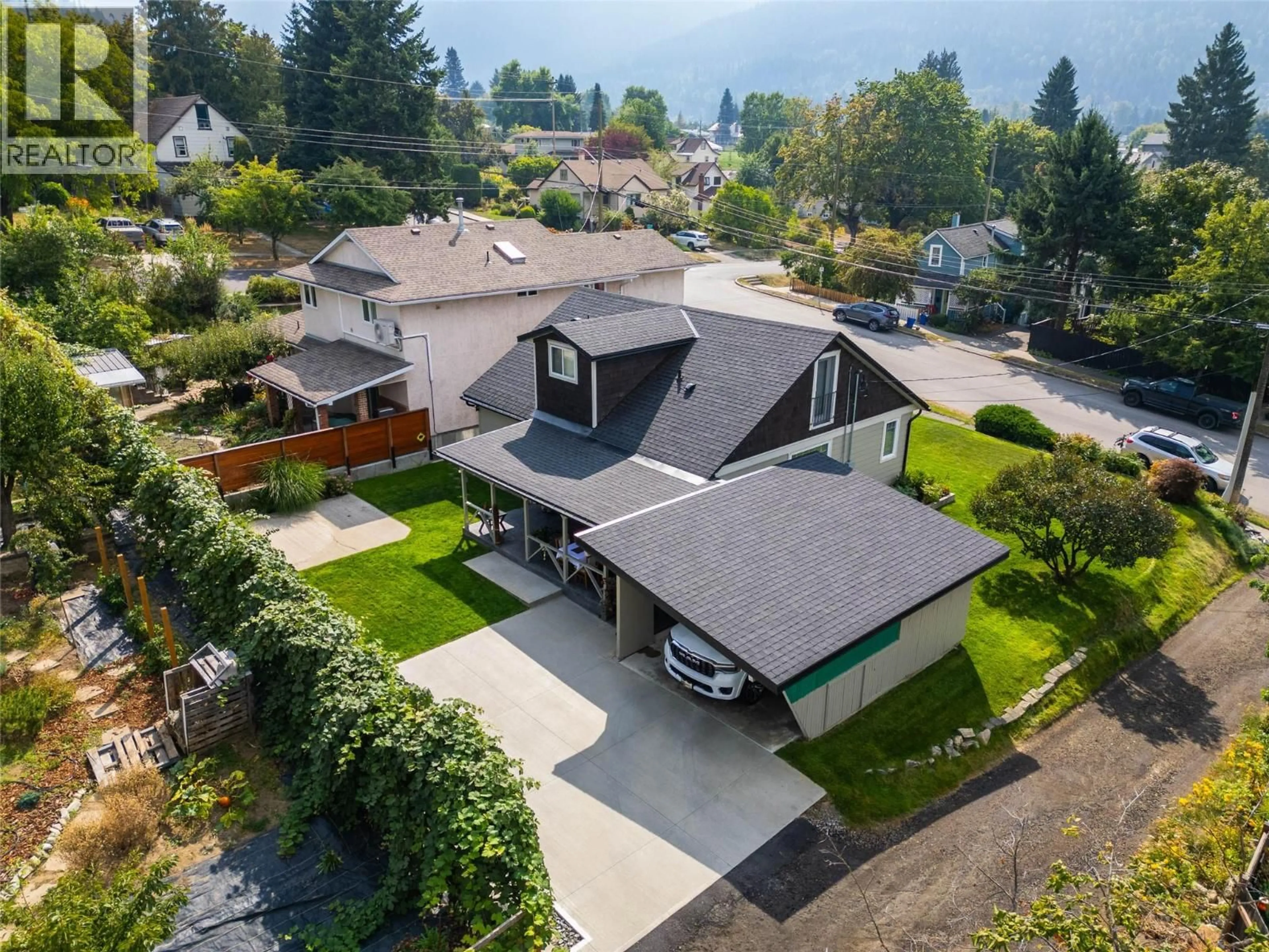 A pic from outside/outdoor area/front of a property/back of a property/a pic from drone, mountain view for 1519 STANLEY STREET, Nelson British Columbia V1L1R4