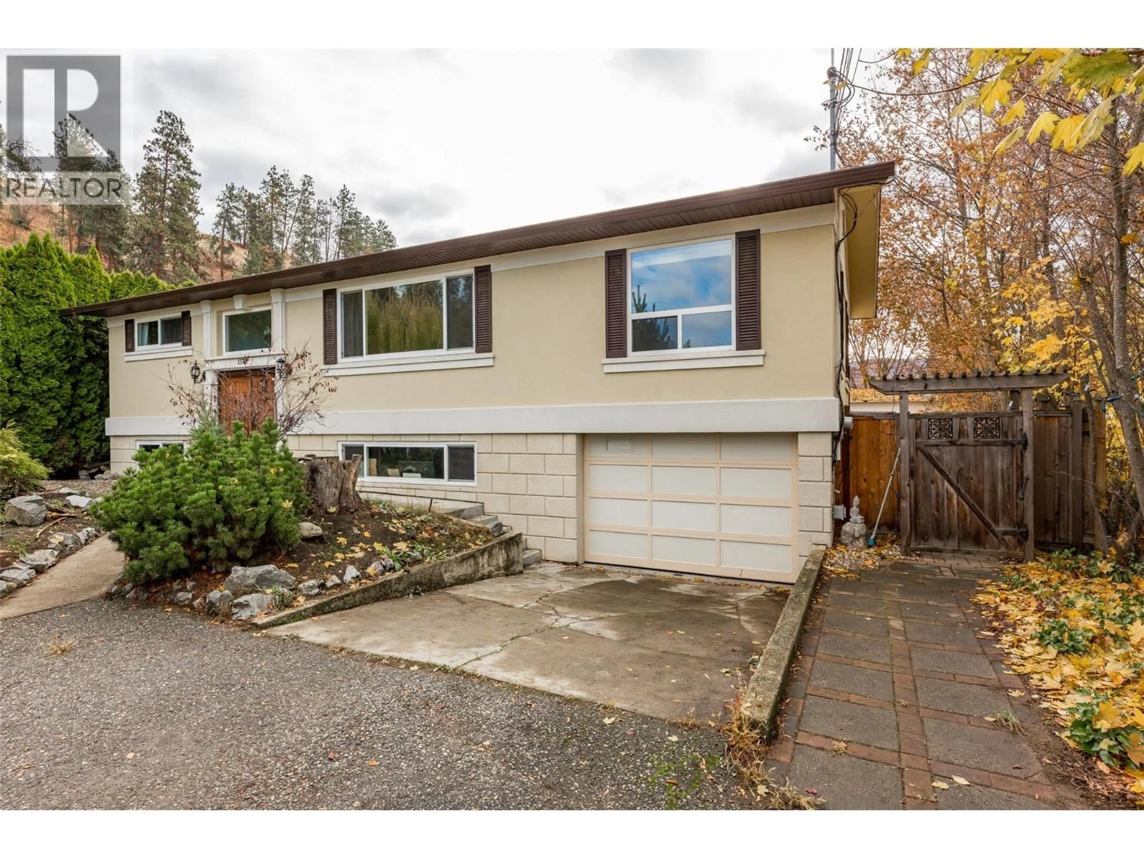 Home with vinyl exterior material, street for 1570 PASADENA ROAD, Kelowna British Columbia V1X4P8