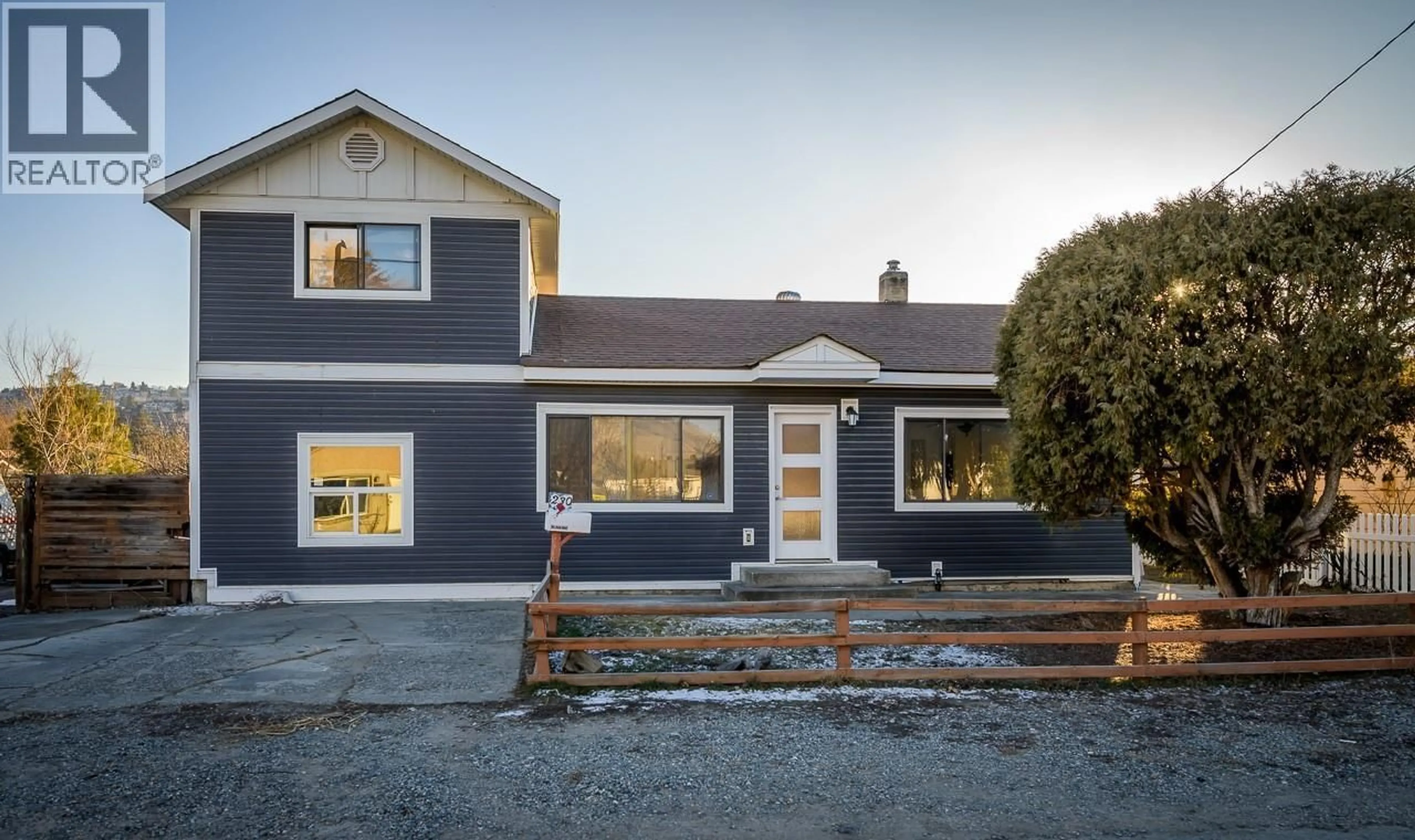 Home with vinyl exterior material, street for 230 FAIRVIEW AVENUE, Kamloops British Columbia V2B1E9