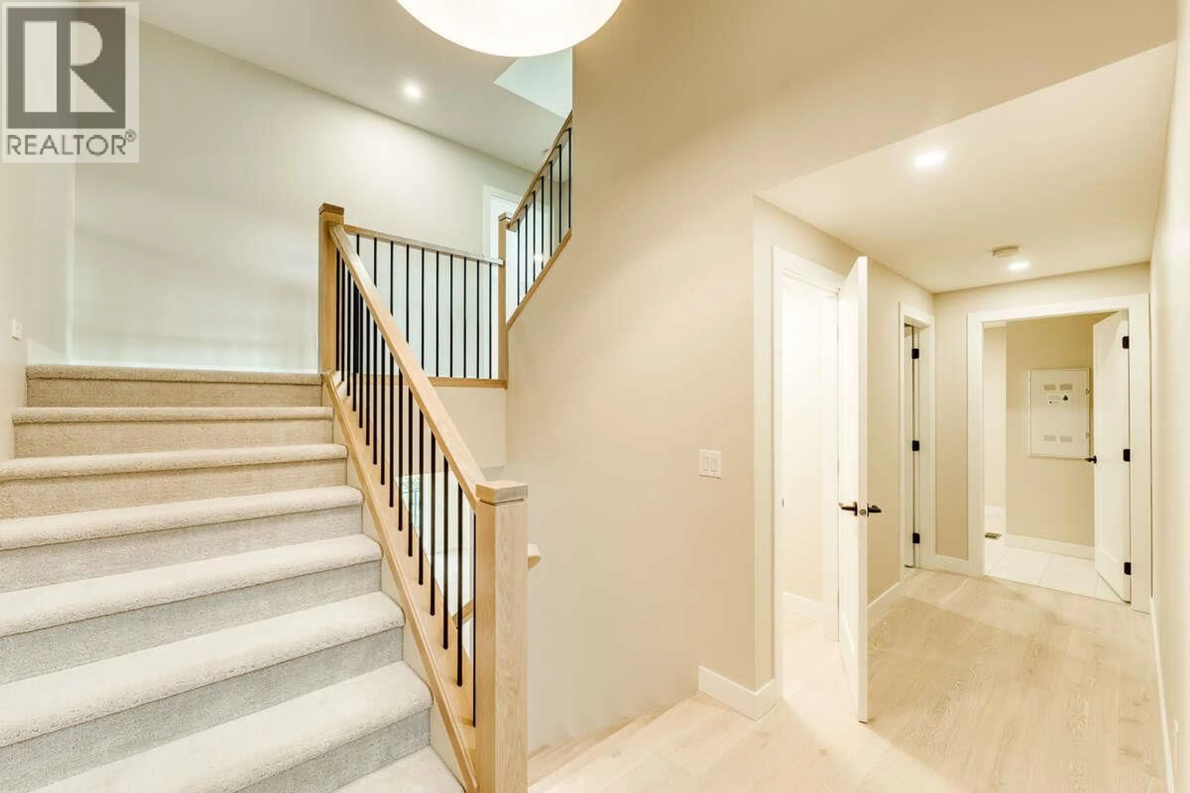 Stairs for 43 - 1550 UNION ROAD, Kelowna British Columbia V1V2W4
