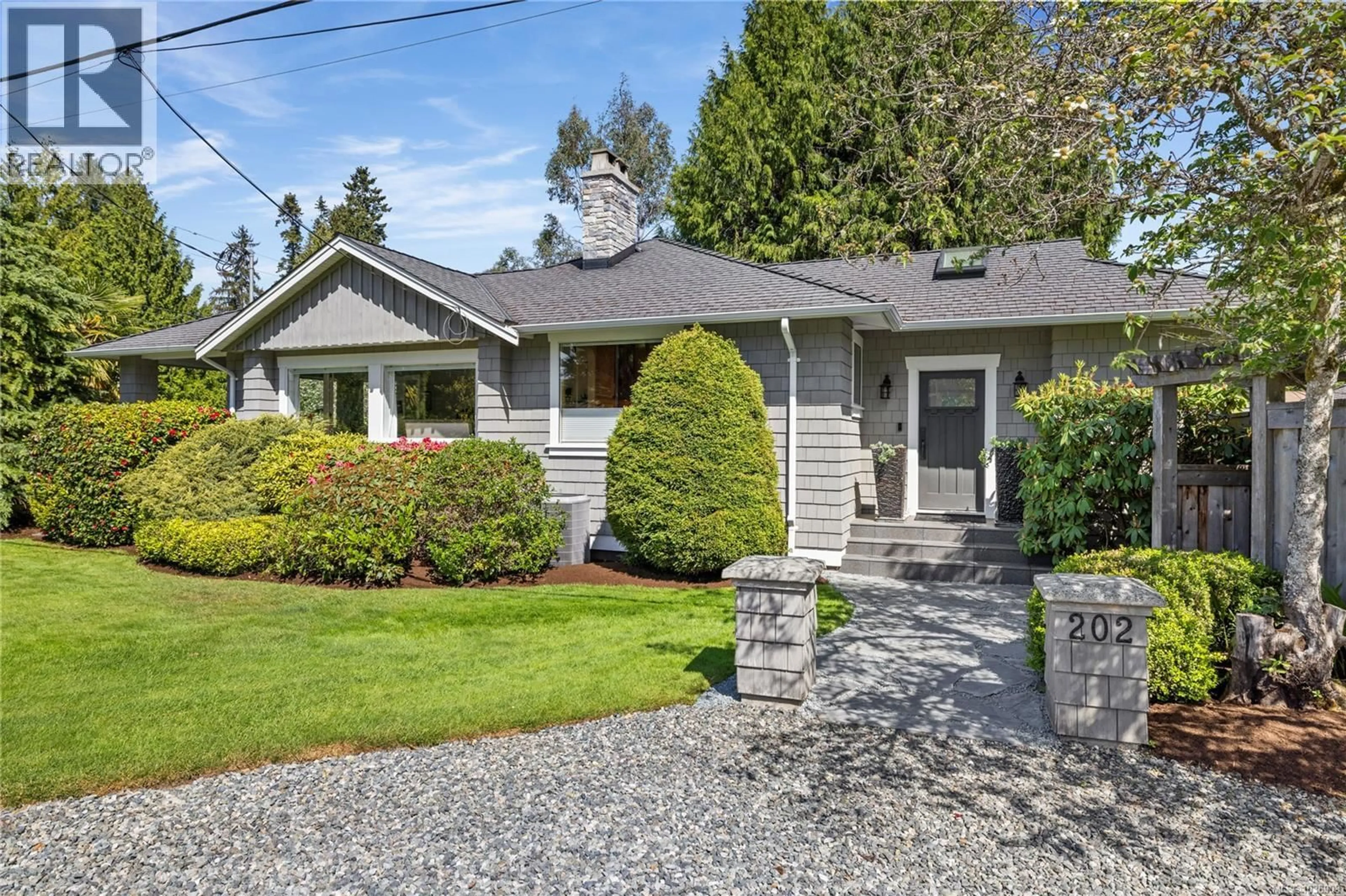 Home with vinyl exterior material, street for 202 CRESCENT ROAD EAST, Qualicum Beach British Columbia V9K1L6