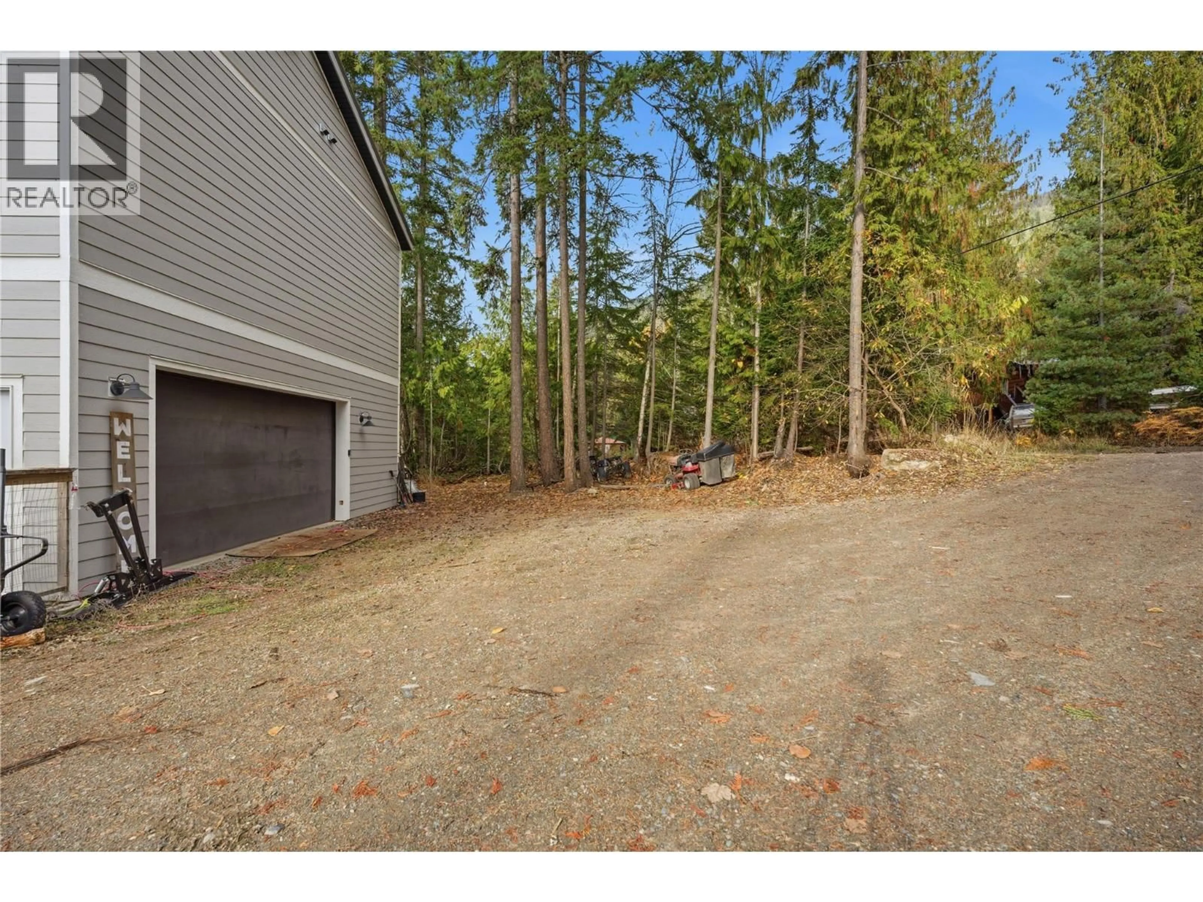 Indoor garage for 7636 MOUNTAIN DRIVE, Anglemont British Columbia V0E1M8
