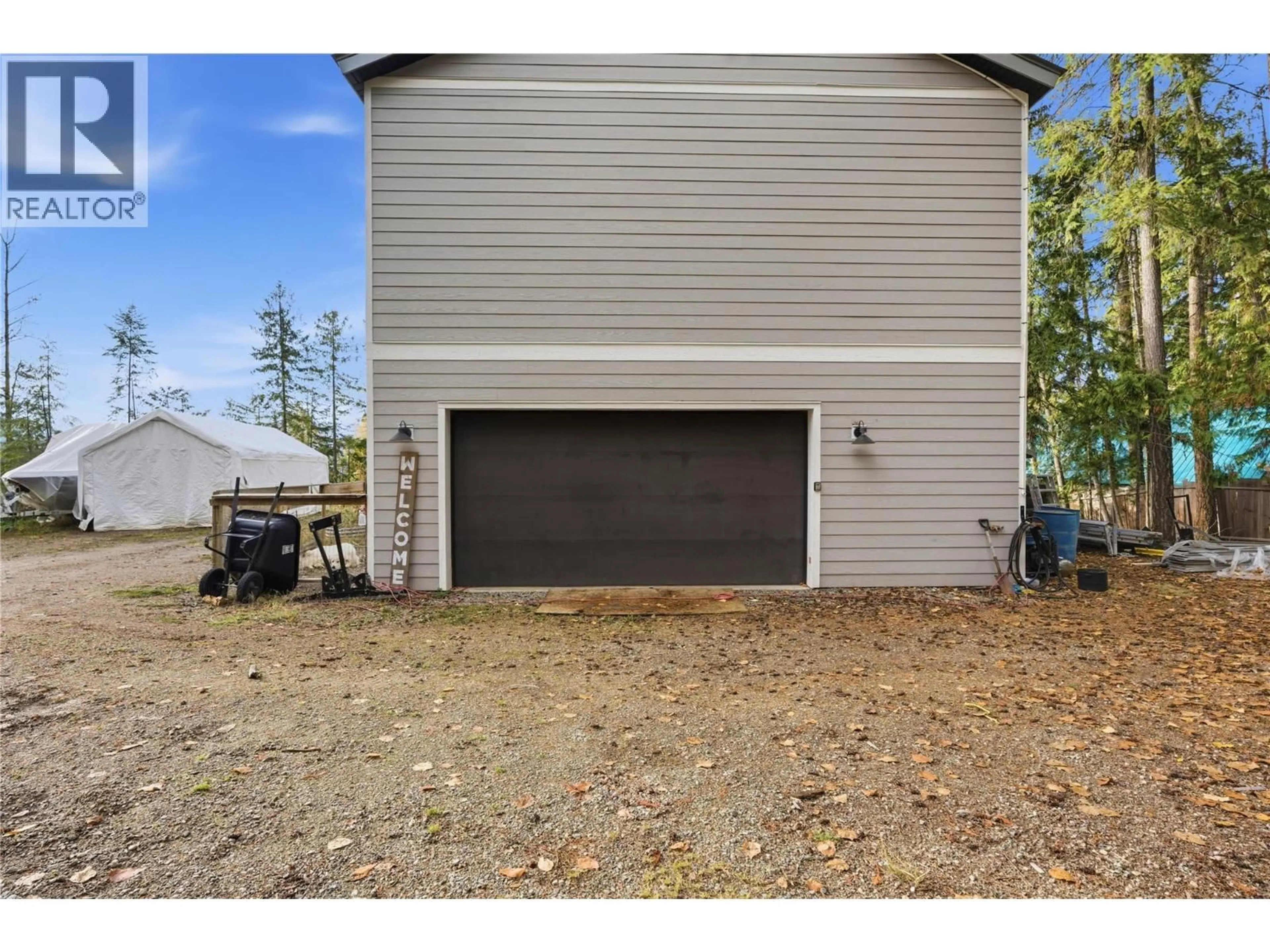 Indoor garage for 7636 MOUNTAIN DRIVE, Anglemont British Columbia V0E1M8