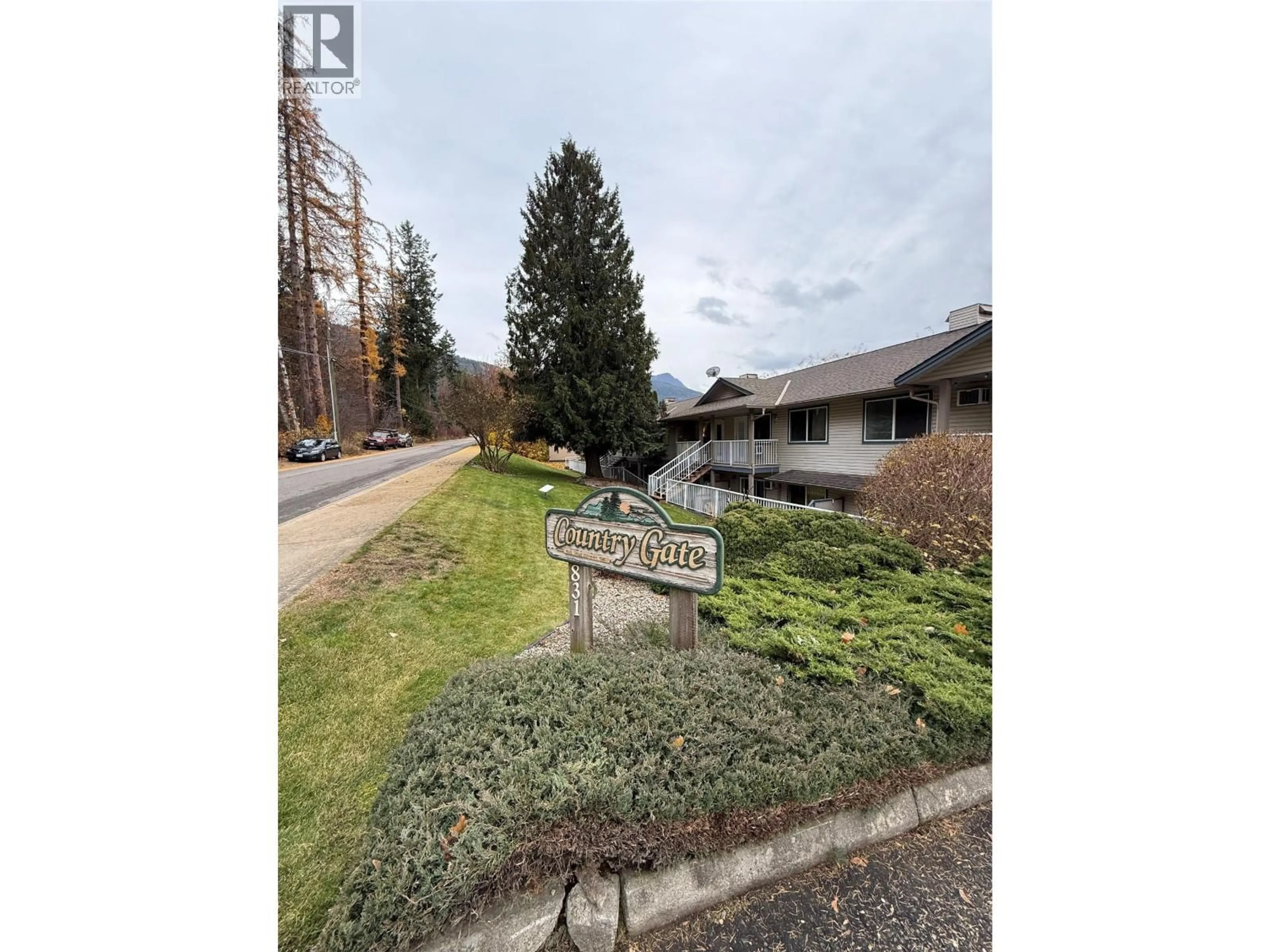 A pic from outside/outdoor area/front of a property/back of a property/a pic from drone, street for 831 2ND STREET SOUTHEAST, Salmon Arm British Columbia V1E1S6