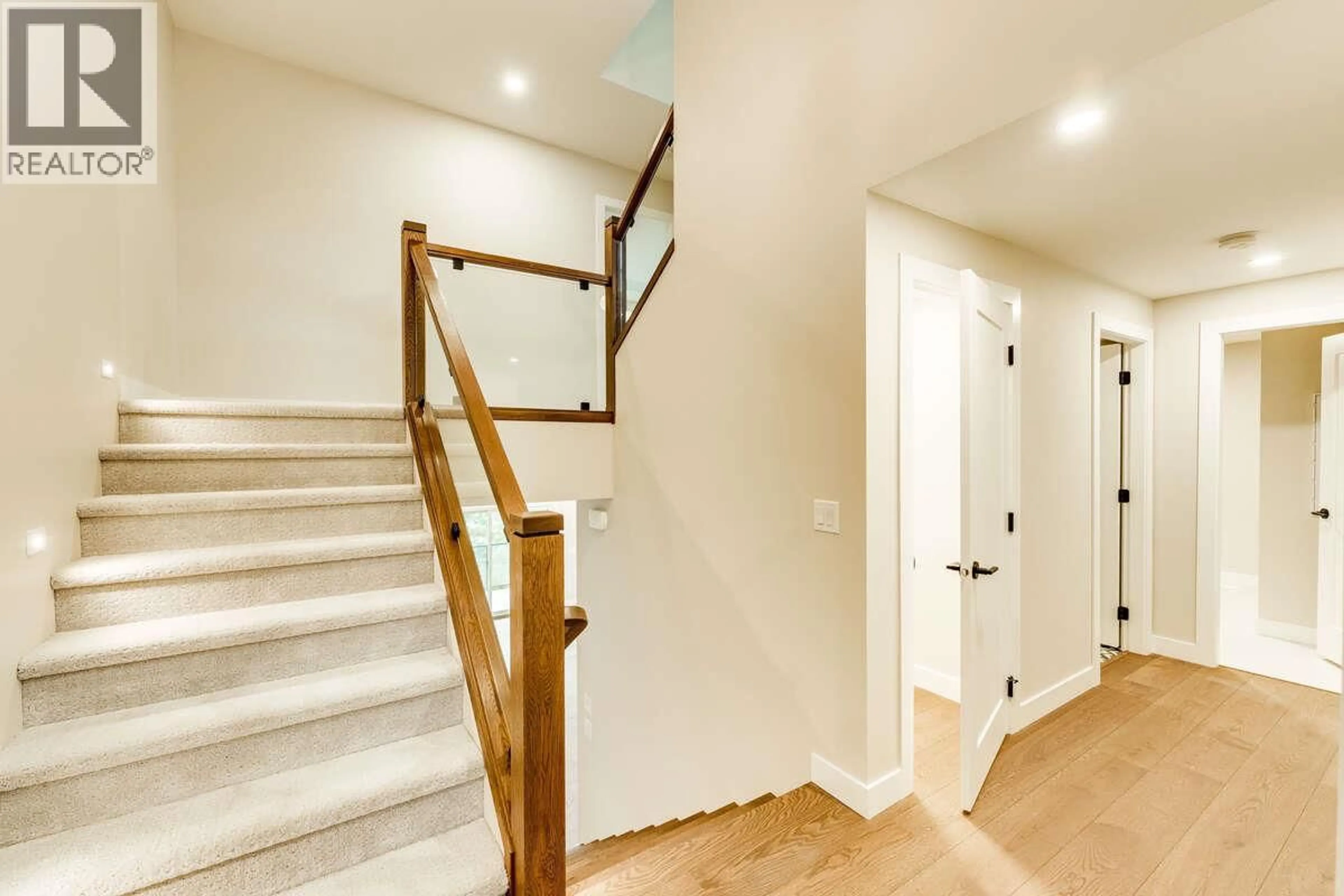 Stairs for 40 - 1550 UNION ROAD, Kelowna British Columbia V1V2W4