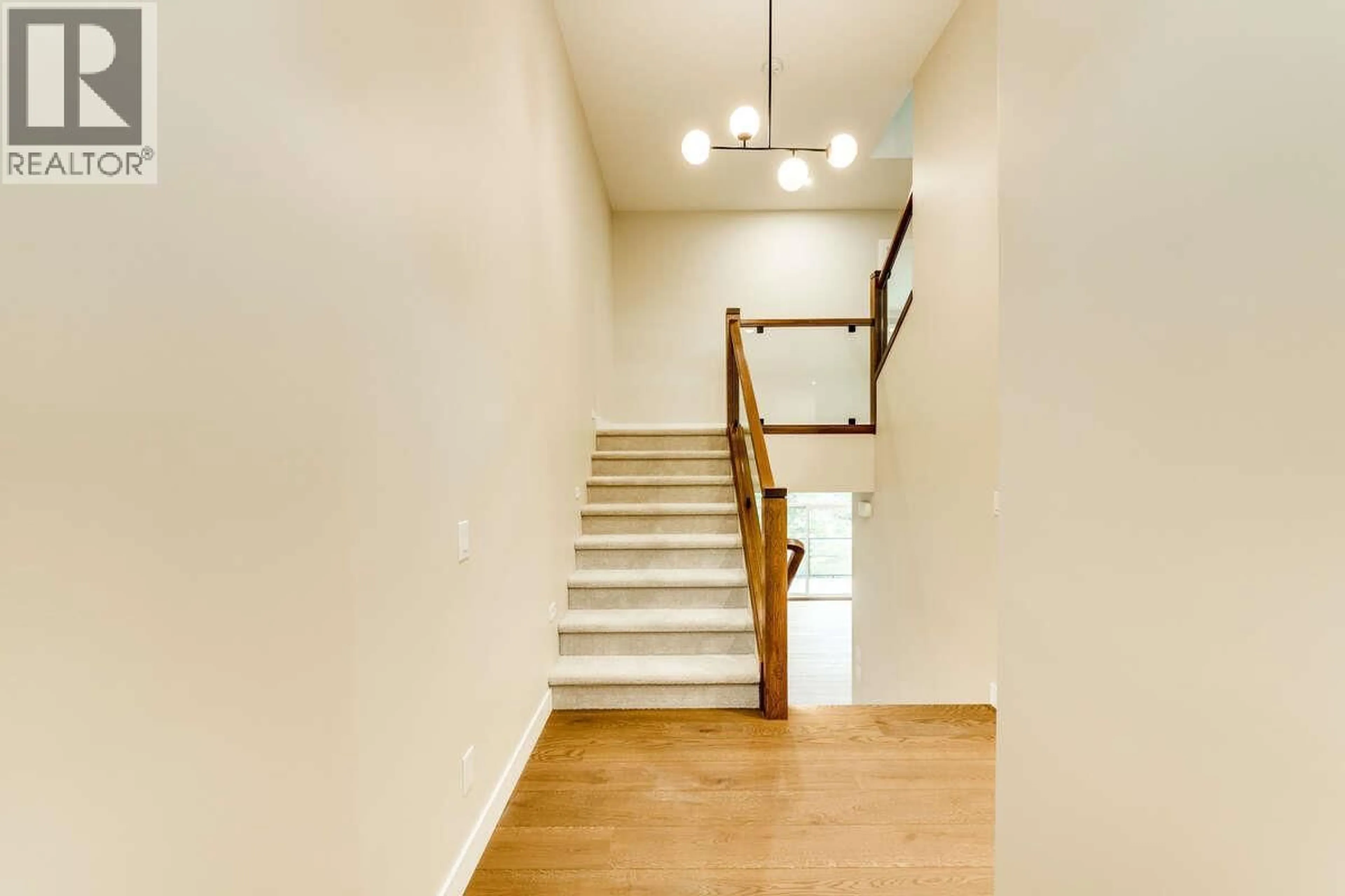 Stairs for 40 - 1550 UNION ROAD, Kelowna British Columbia V1V2W4