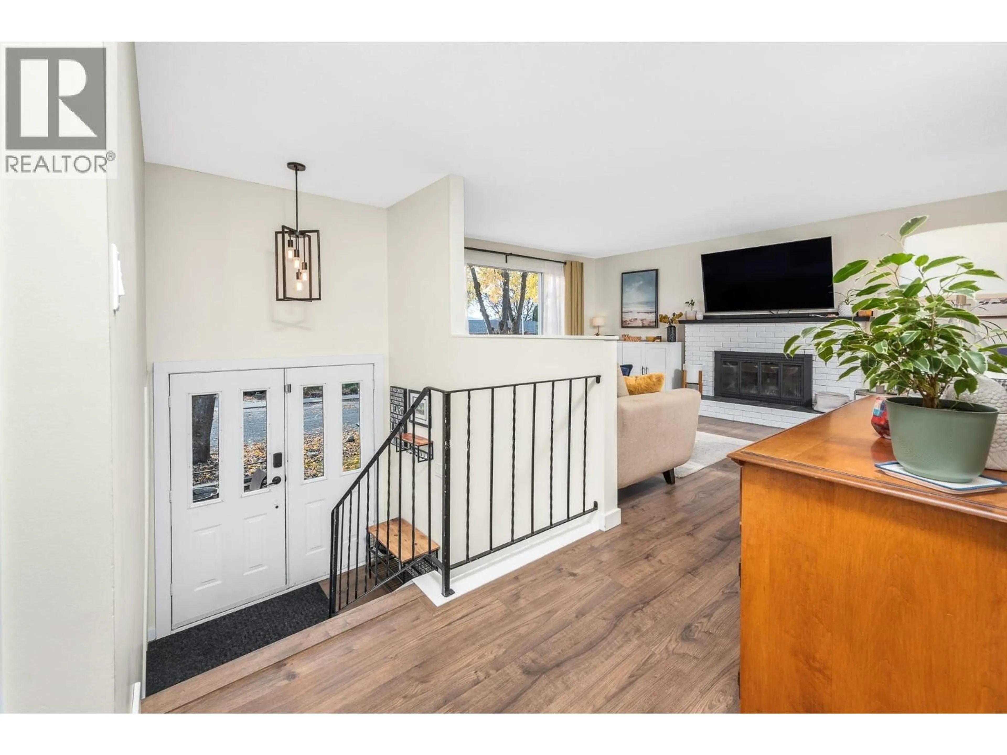 Indoor entryway for 1011 33 AVENUE, Vernon British Columbia V1T6R6